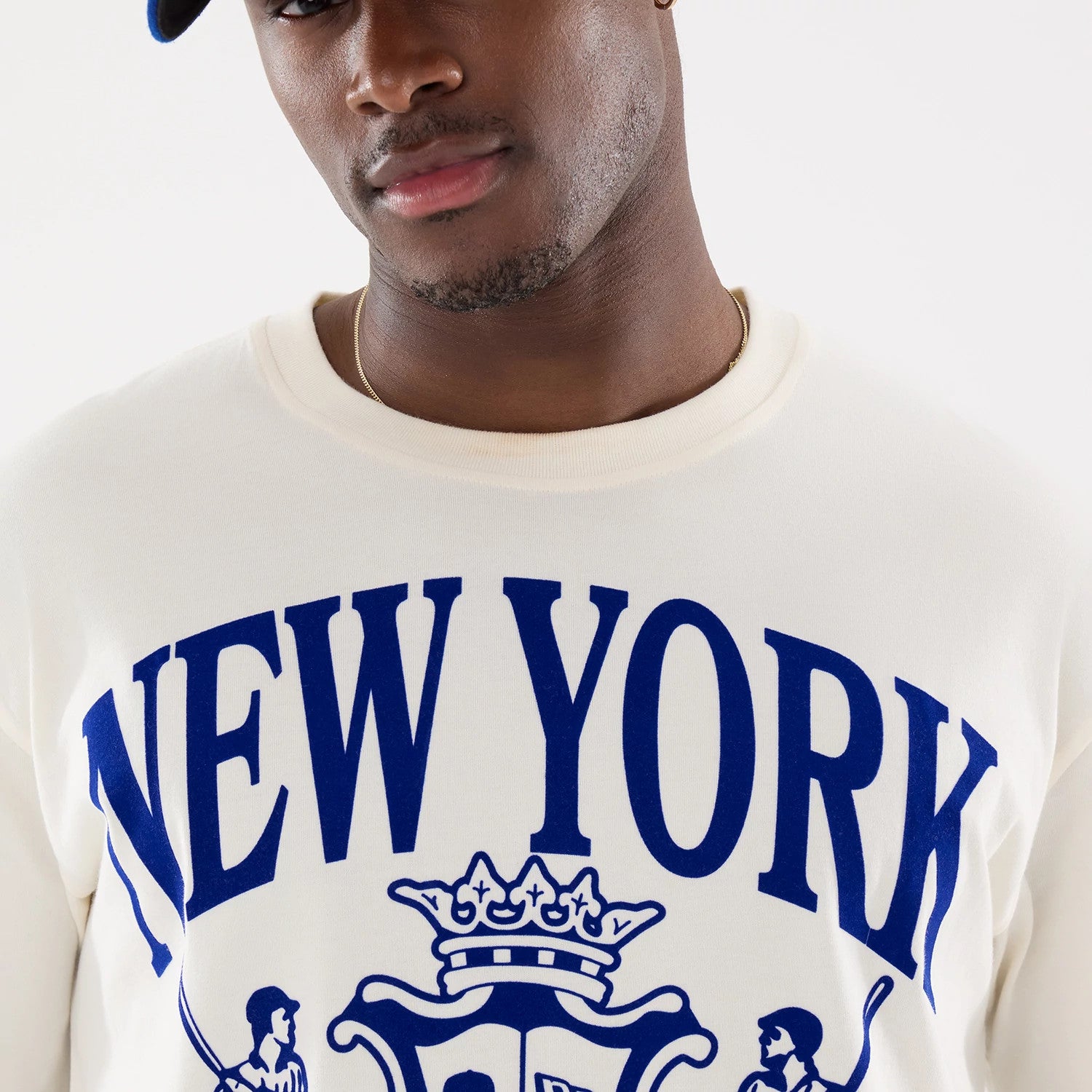 The model is wearing this MLB Life Graphic New York Mets T-Shirt in light beige. 4