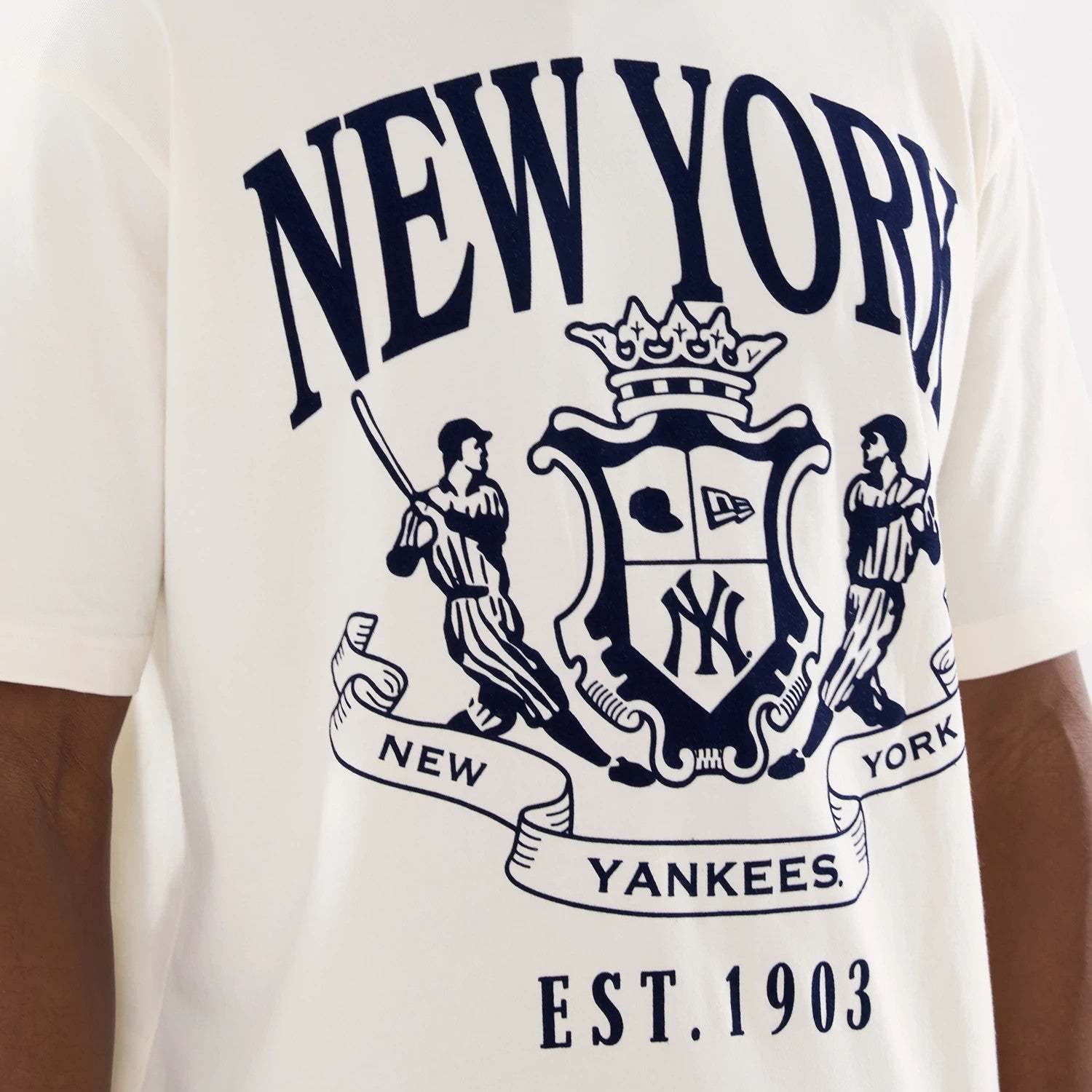 The model is wearing this MLB Life Graphic New York Yankees T-Shirt in light beige. 4