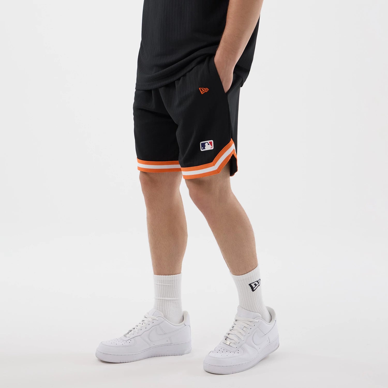 The model is wearing this MLB Arch New York Mets Oversized Shorts in black. 3