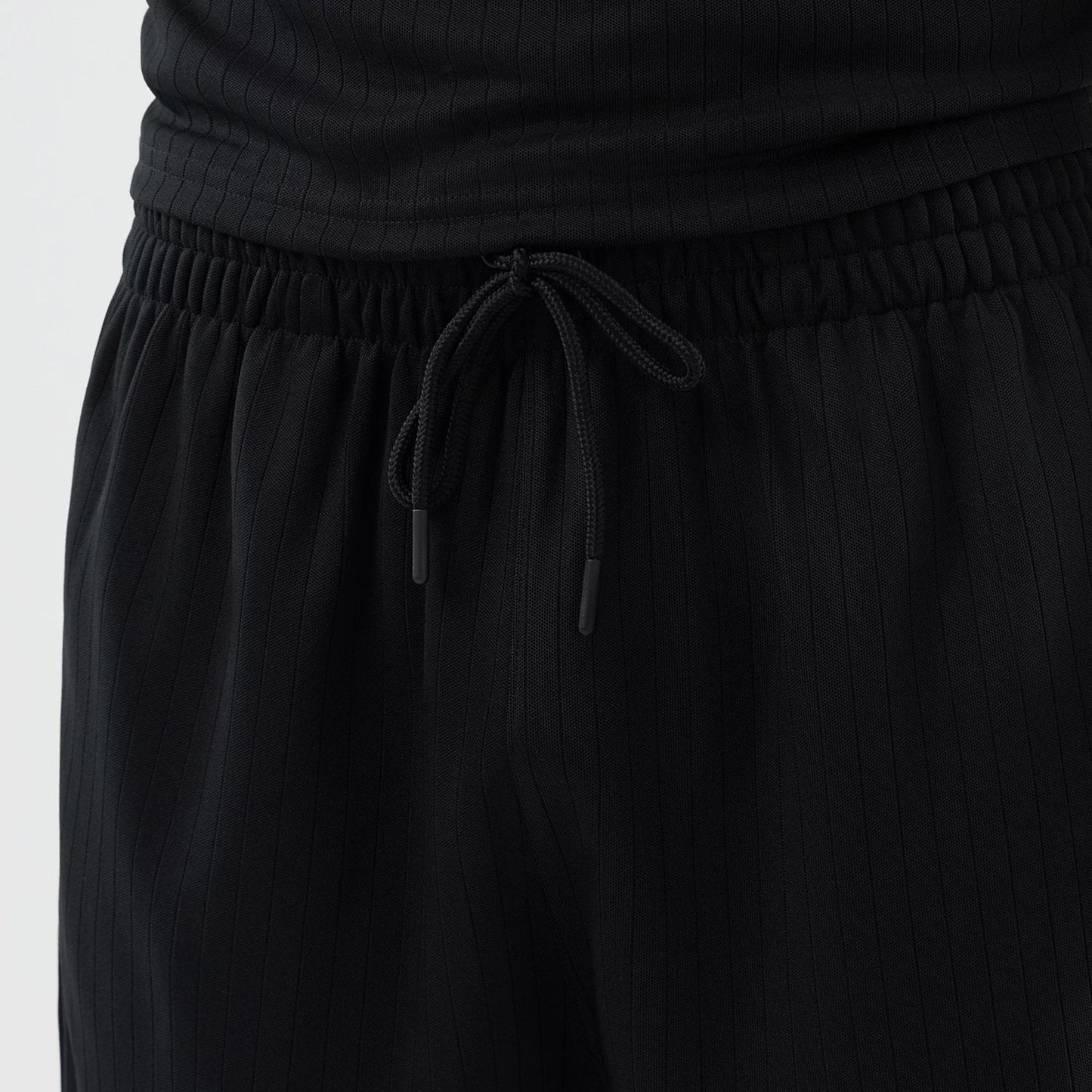 The model is wearing this MLB Arch New York Mets Oversized Shorts in black. 7
