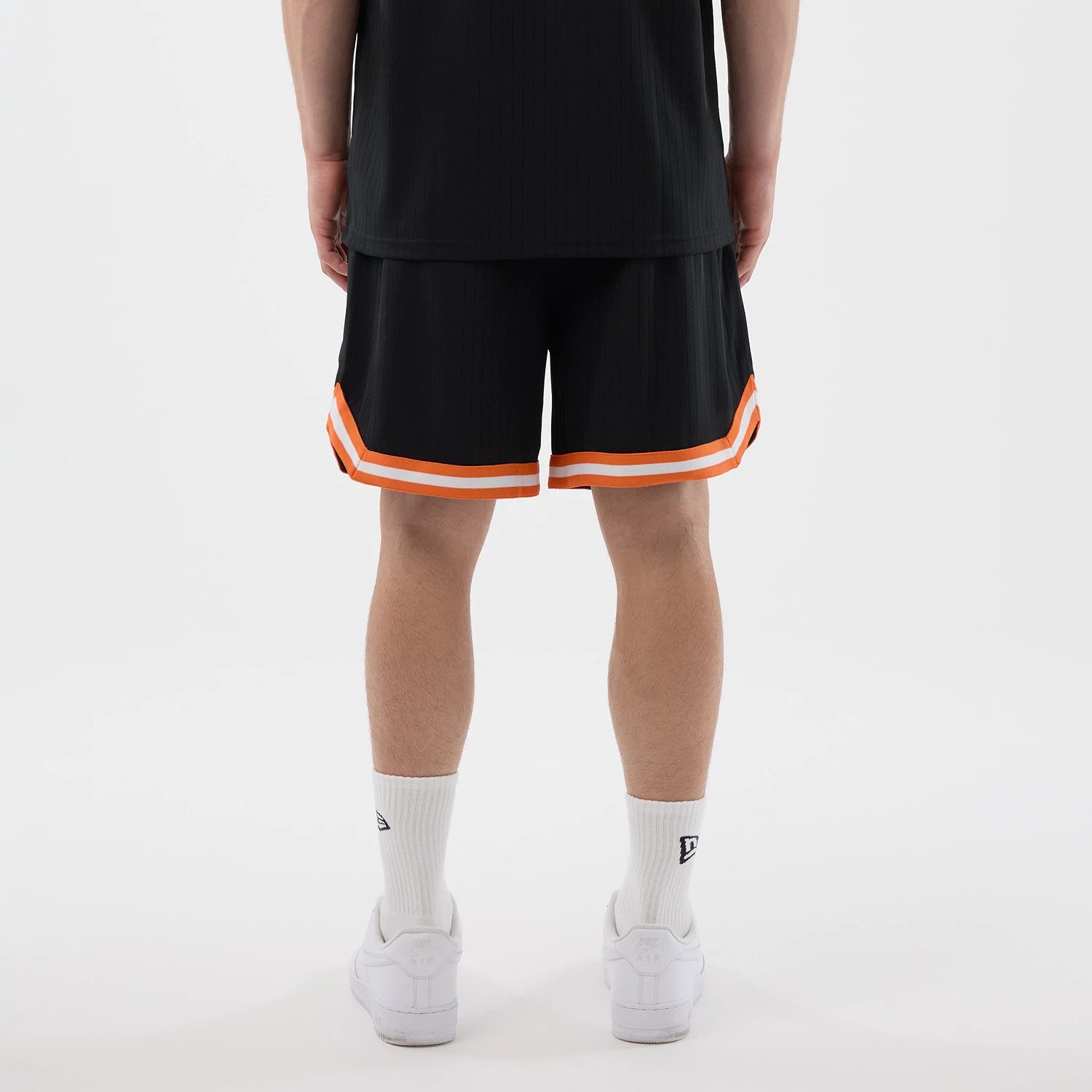 The model is wearing this MLB Arch New York Mets Oversized Shorts in black. 2