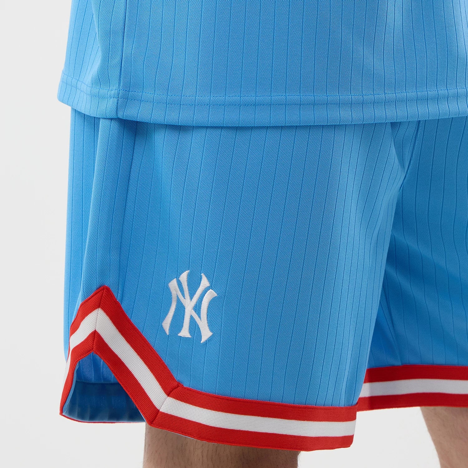 The model is wearing this MLB Arch New York Yankees Oversized Shorts in pastel blue. 4