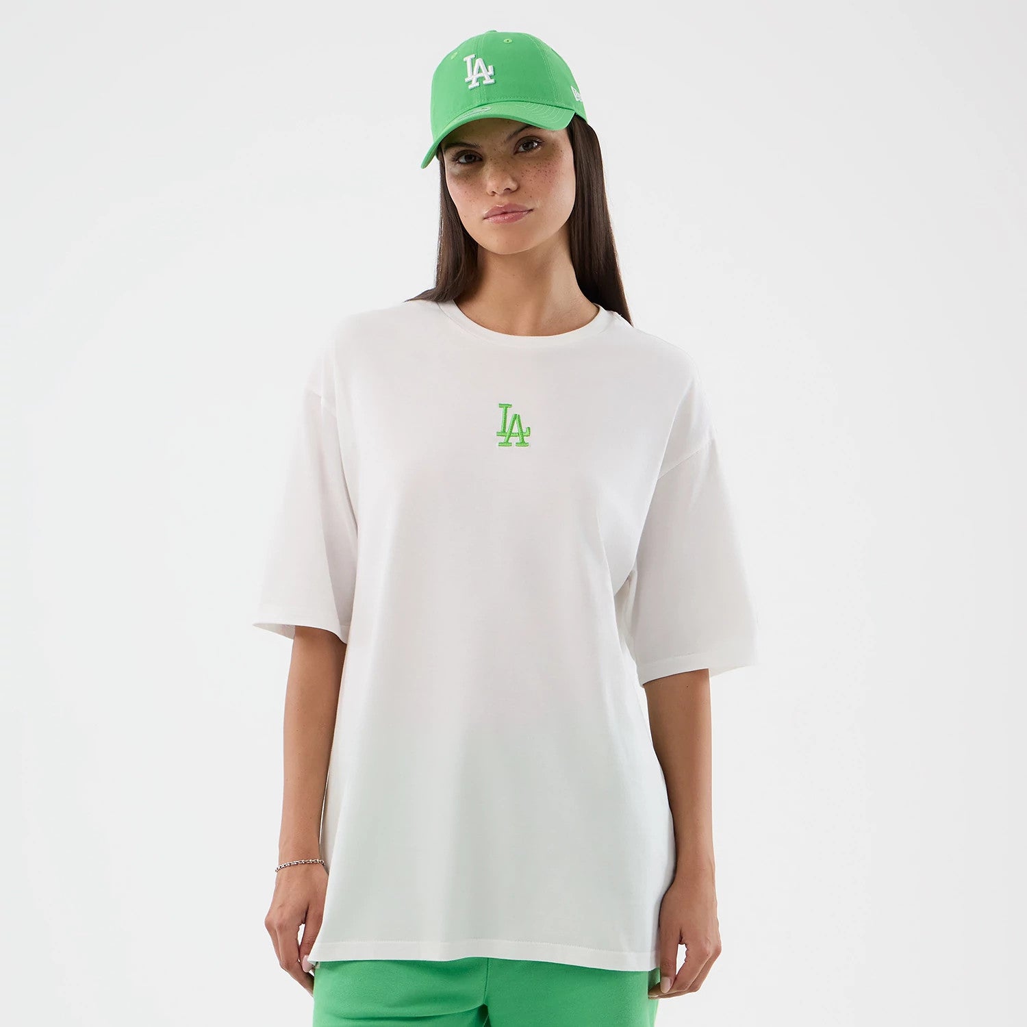 The model is wearing this MLB League Essential LA Dodgers Oversized T-Shirt in white. 4