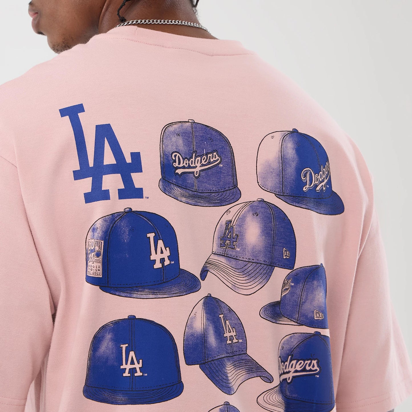 The model is wearing this MLB Cap Graphic LA Dodgers Oversized T-Shirt in pastel pink. 8