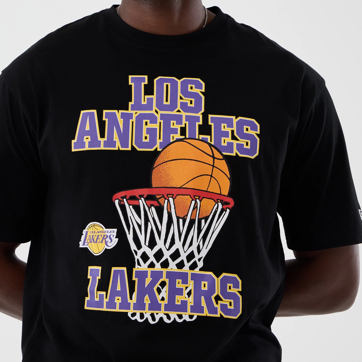 The model is wearing this NBA Basket Made LA Lakers Oversized T-Shirt in black. 4