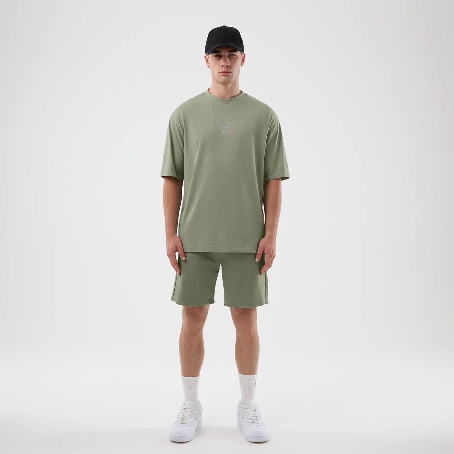 The model is wearing this NBA League Essential Chicago Bulls Oversized T-Shirt in pastel green. 8