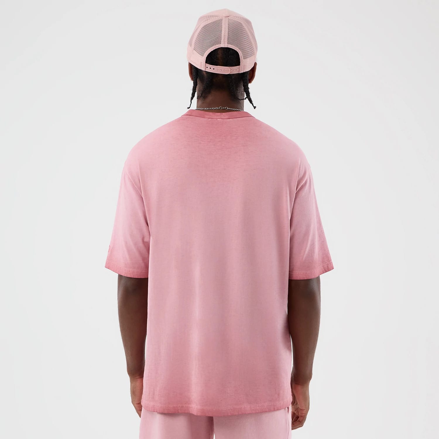 The model is wearing this MLB Washed Logo New York Yankees T-Shirt in pastel pink. 2