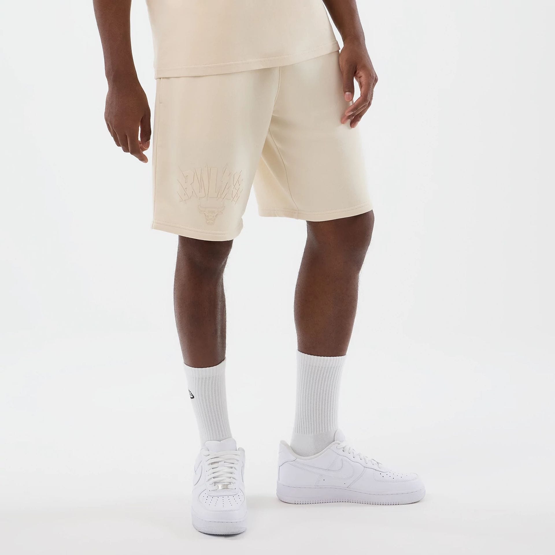 The model is wearing this NBA Core Plus Chicago Bulls Shorts in light beige. 1