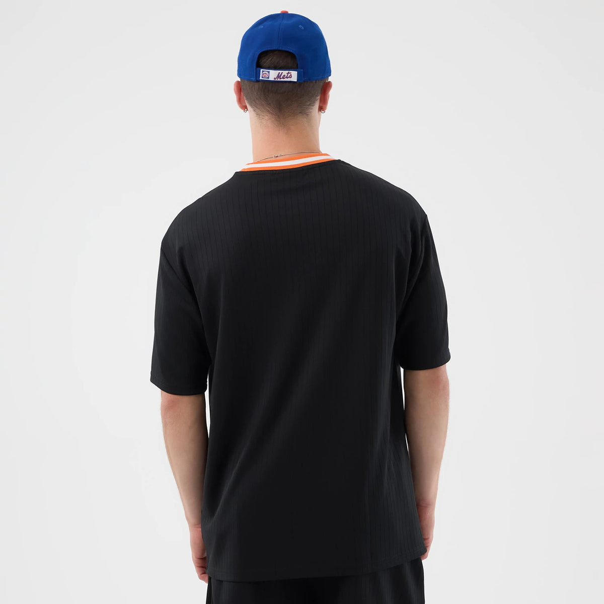 The model is wearing this MLB Arch New York Mets Oversized T-Shirt in black. 2