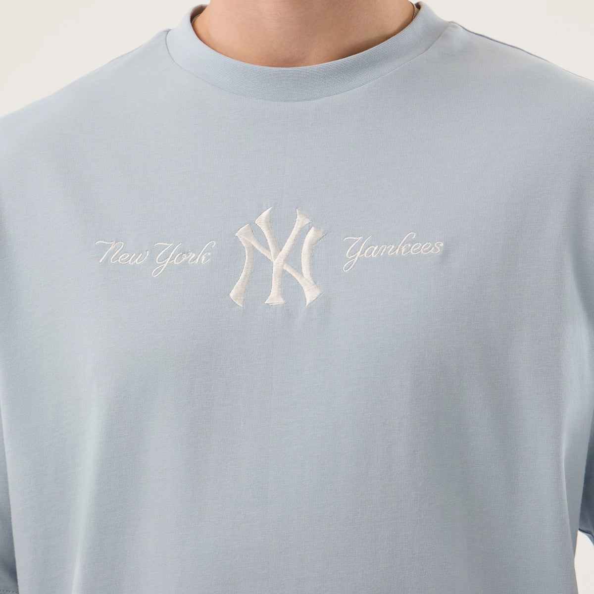 The model is wearing this MLB Script New York Yankees Oversized T-Shirt in pastel blue. 4