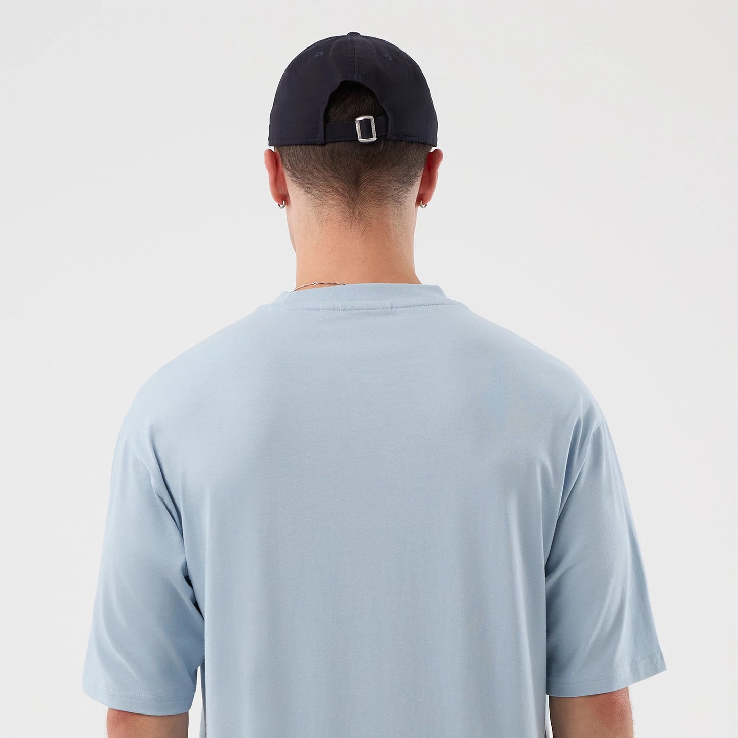The model is wearing this MLB Script New York Yankees Oversized T-Shirt in pastel blue. 7