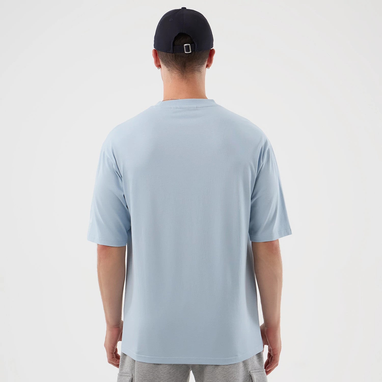 The model is wearing this MLB Script New York Yankees Oversized T-Shirt in pastel blue. 2
