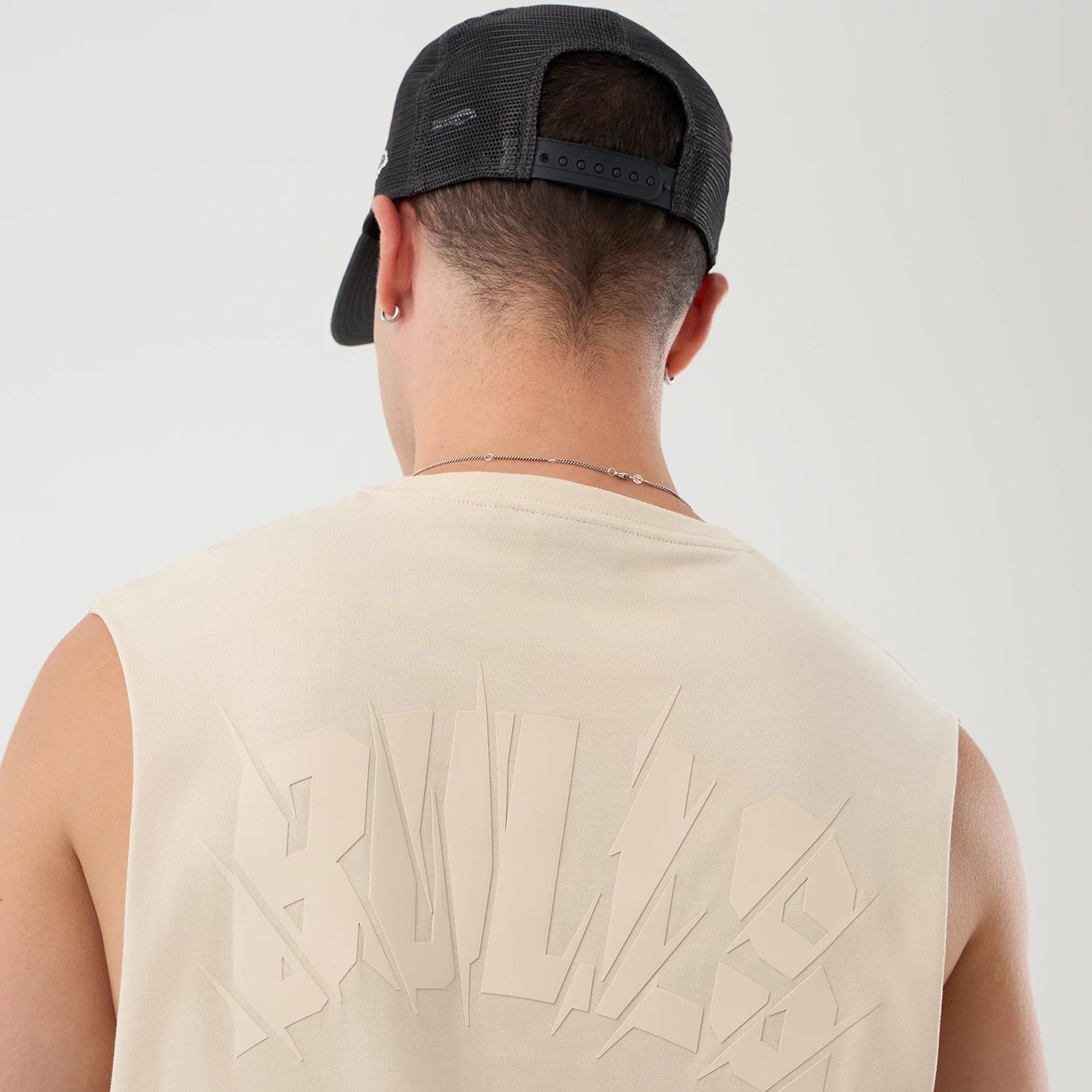 The model is wearing this NBA Core Plus Chicago Bulls Vest in light beige. 4