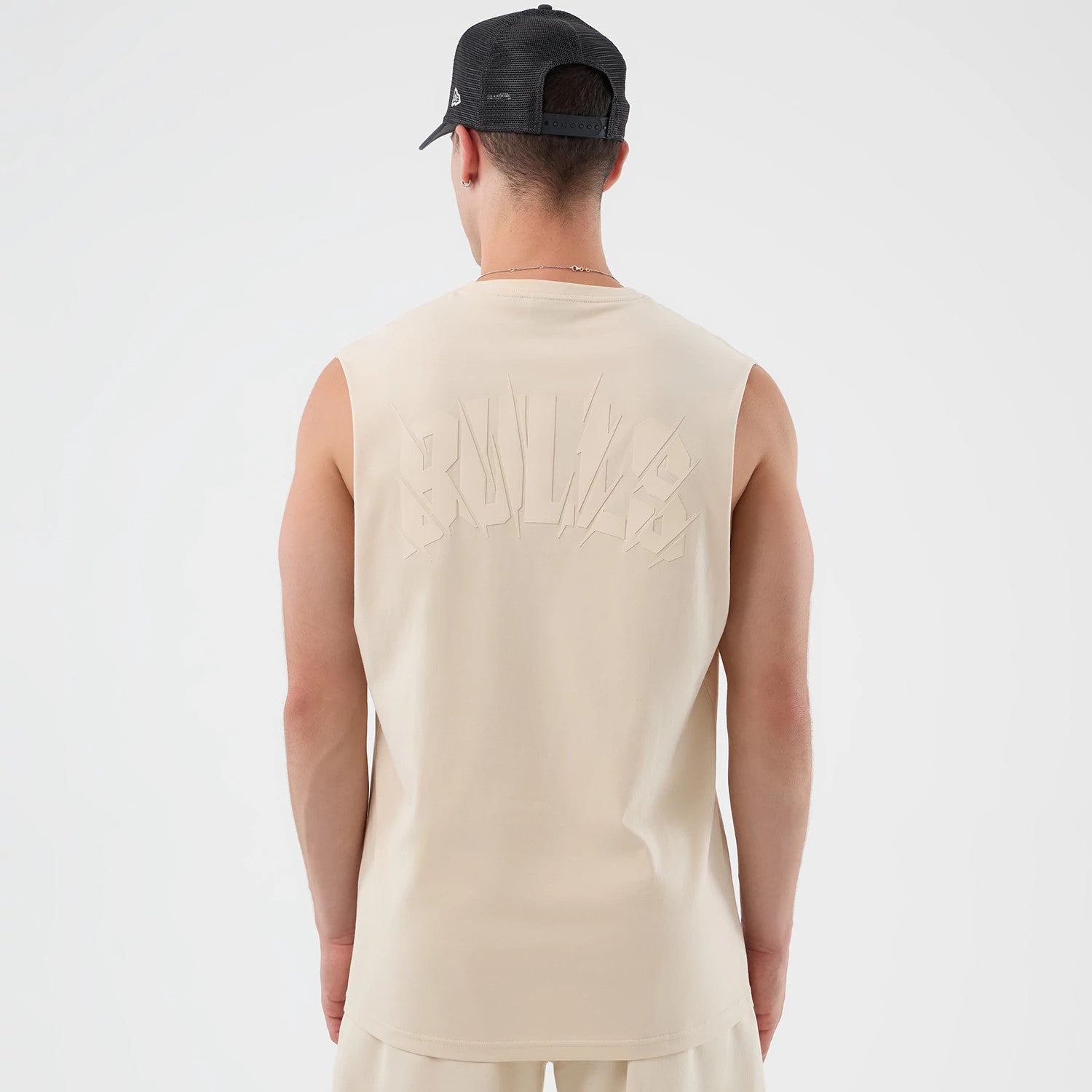 The model is wearing this NBA Core Plus Chicago Bulls Vest in light beige. 2