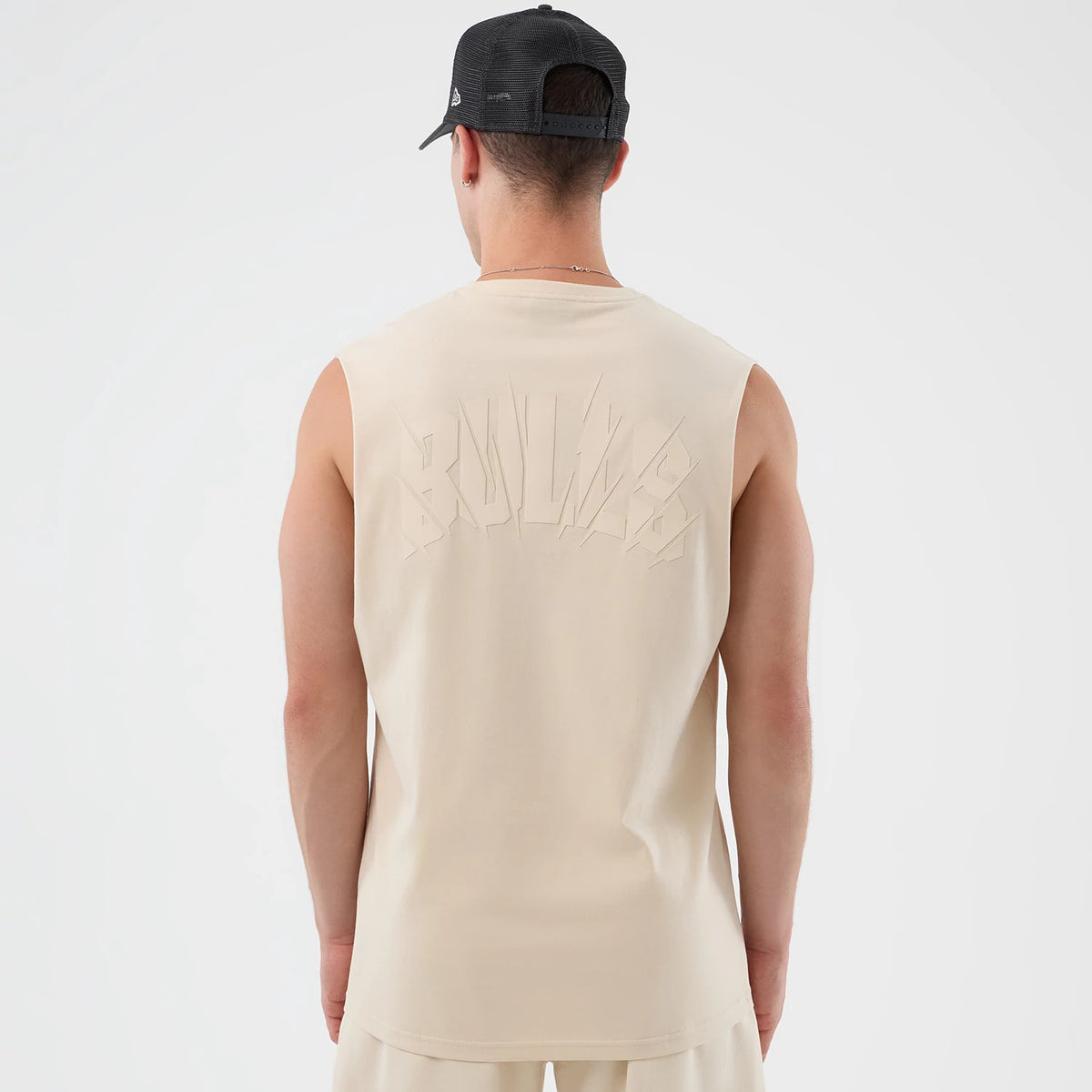 The model is wearing this NBA Core Plus Chicago Bulls Vest in light beige. 2