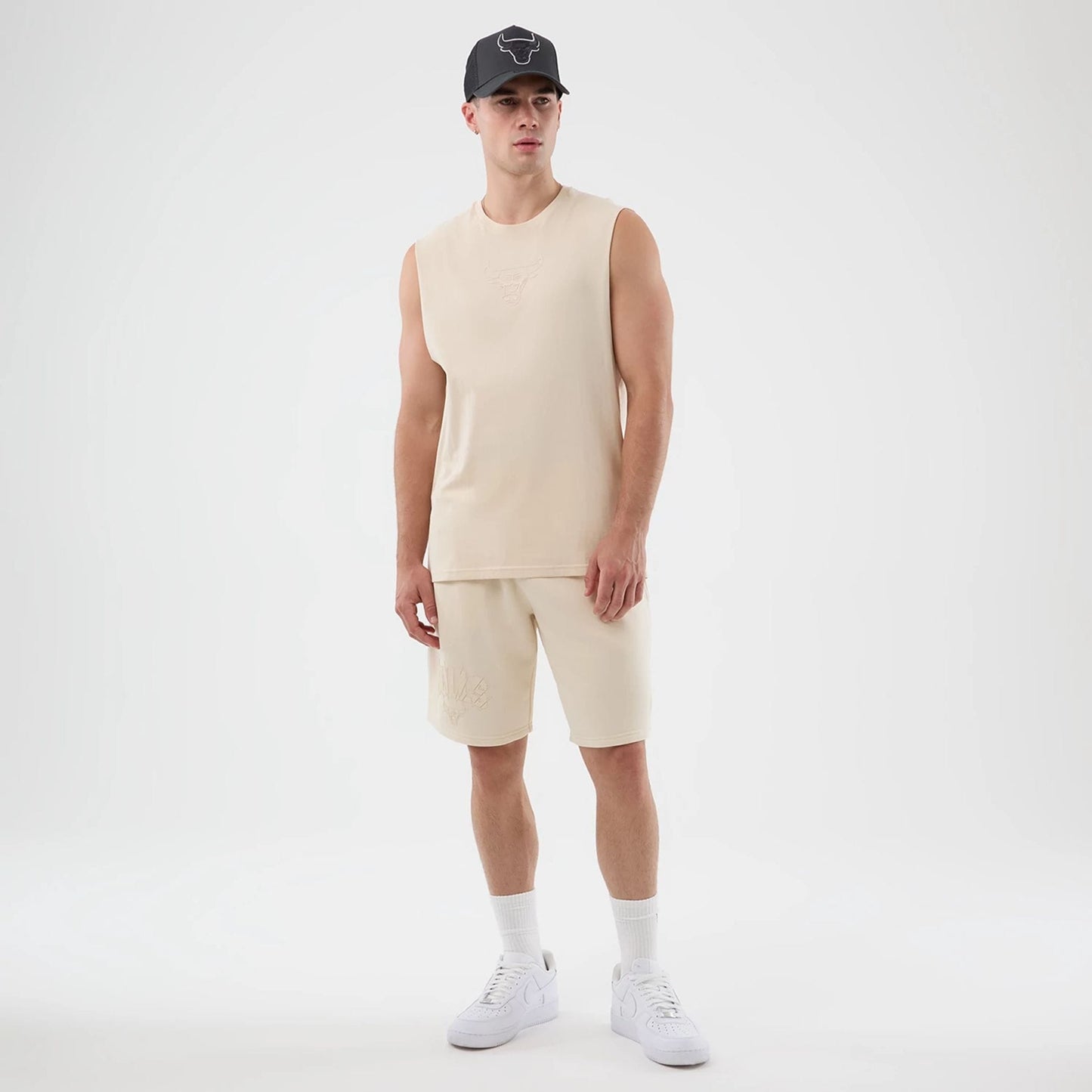 The model is wearing this NBA Core Plus Chicago Bulls Vest in light beige. 8