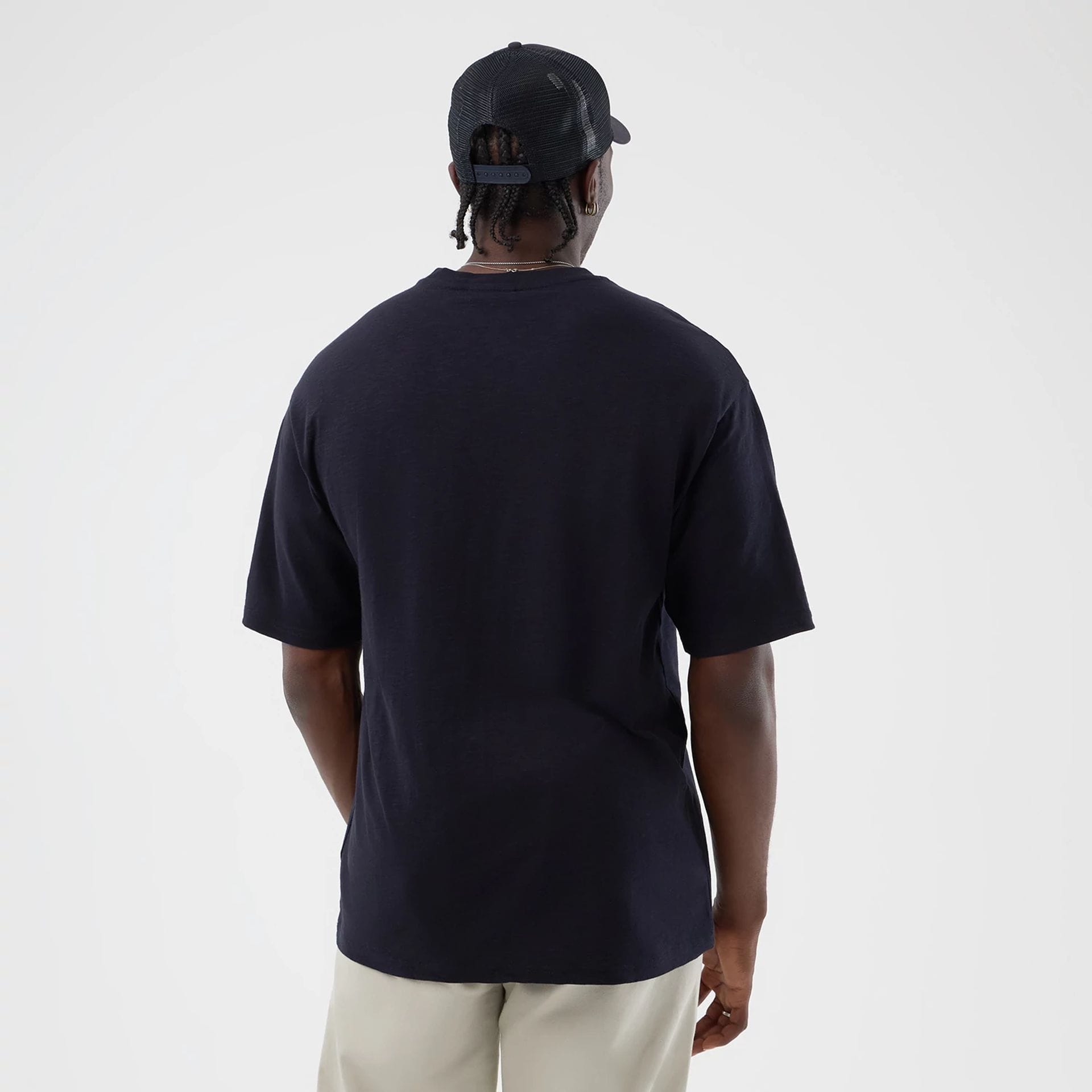 The model is wearing this MLB Slub LA Dodgers Oversized T-Shirt in navy. 2