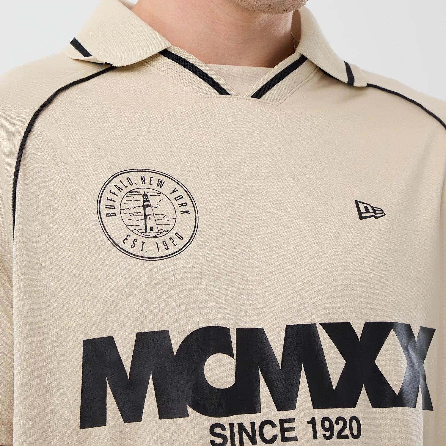 The model is wearing this New Era Football T-Shirt in light beige. 4
