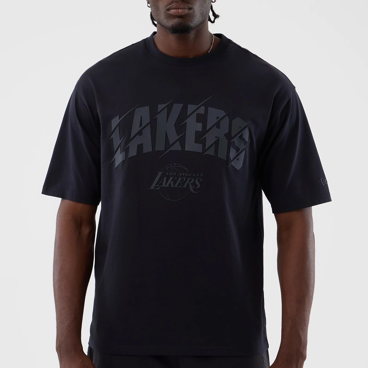 The model is wearing this NBA Core Plus LA Lakers Oversized T-Shirt in navy. 3