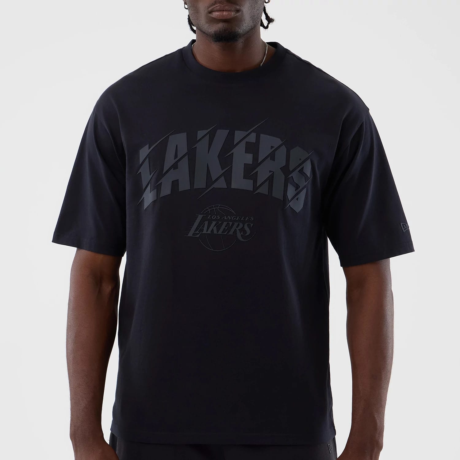 The model is wearing this NBA Core Plus LA Lakers Oversized T-Shirt in navy. 3