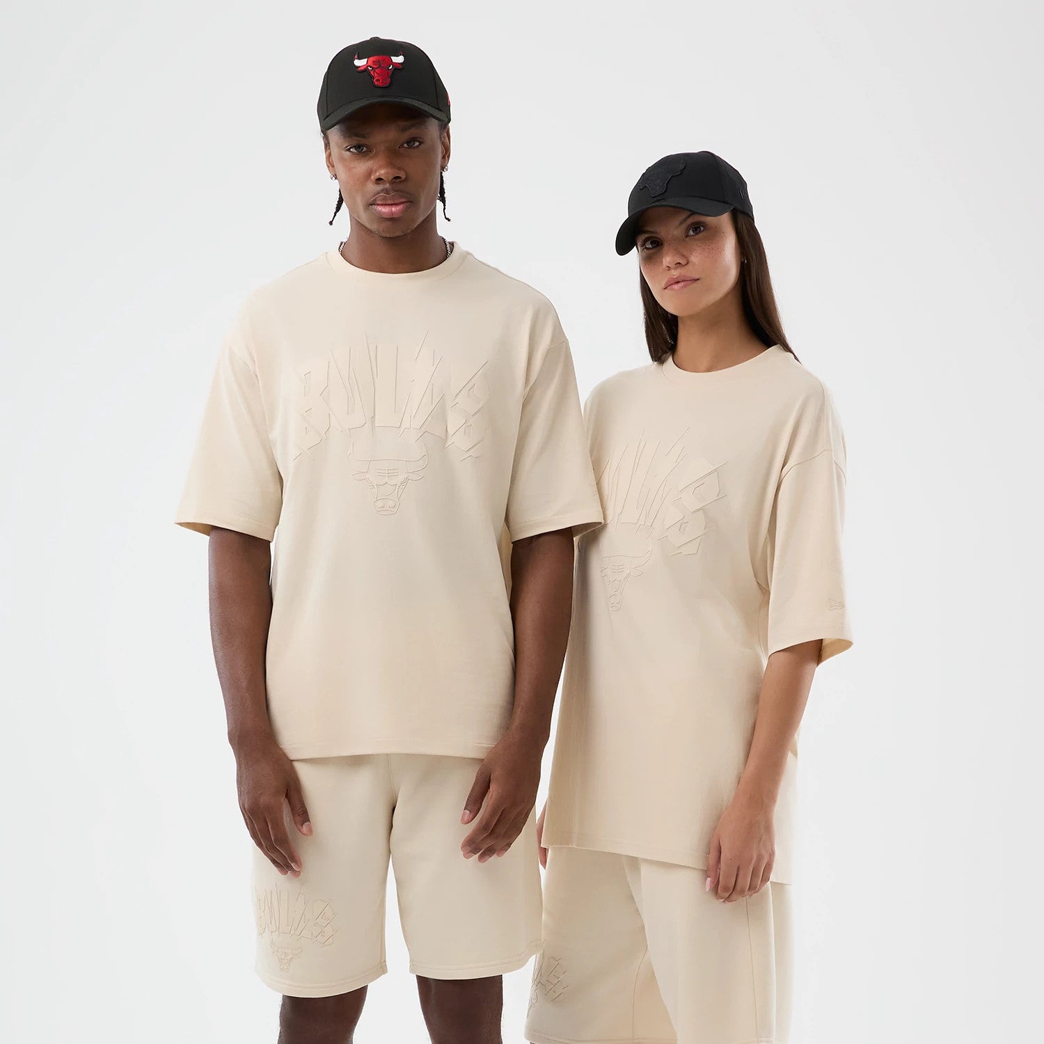 The model is wearing this NBA Core Plus Chicago Bulls Oversized T-Shirt in light beige. 1
