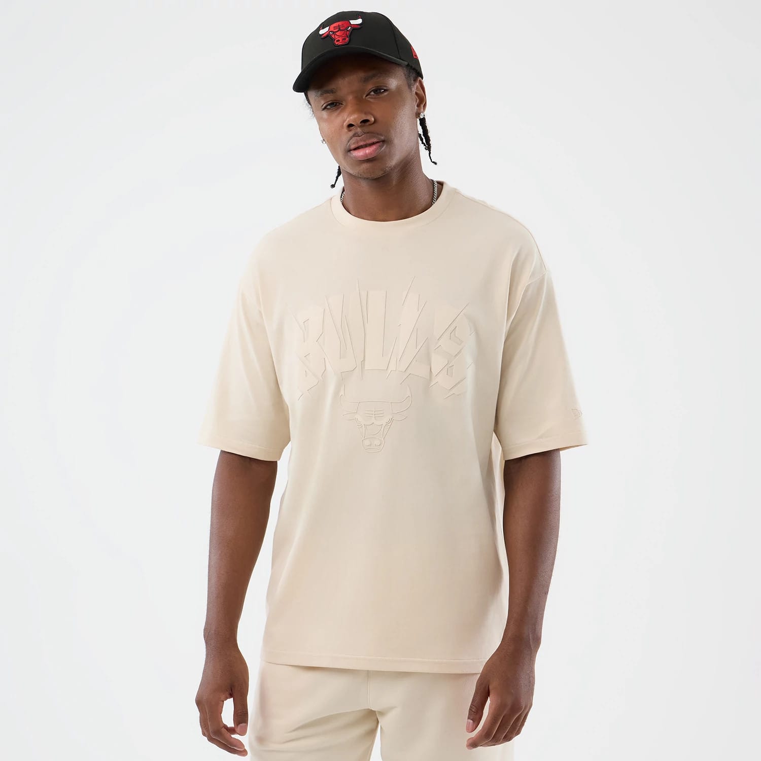 The model is wearing this NBA Core Plus Chicago Bulls Oversized T-Shirt in light beige. 3