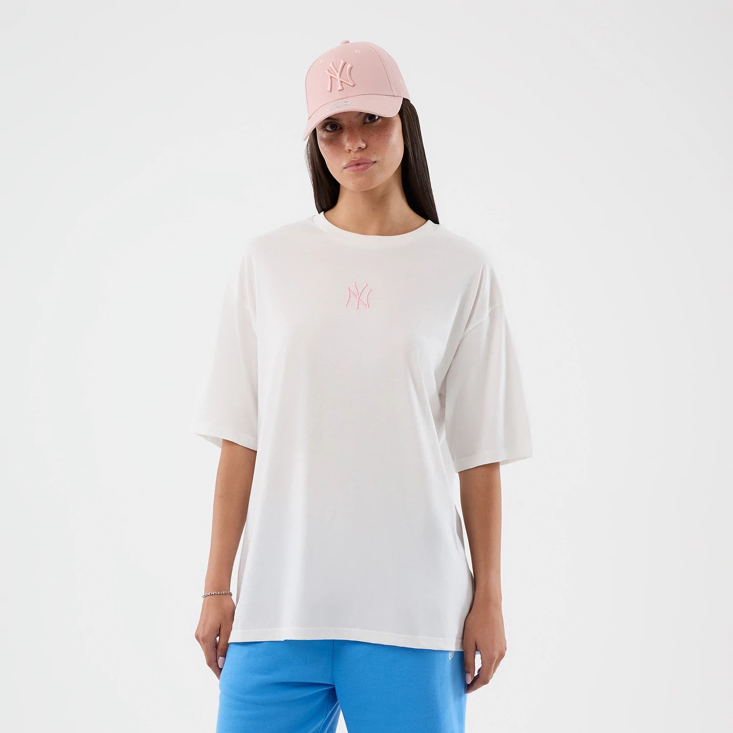 The model is wearing this MLB Midi League Essential New York Yankees Oversized T-Shirt in white. 4