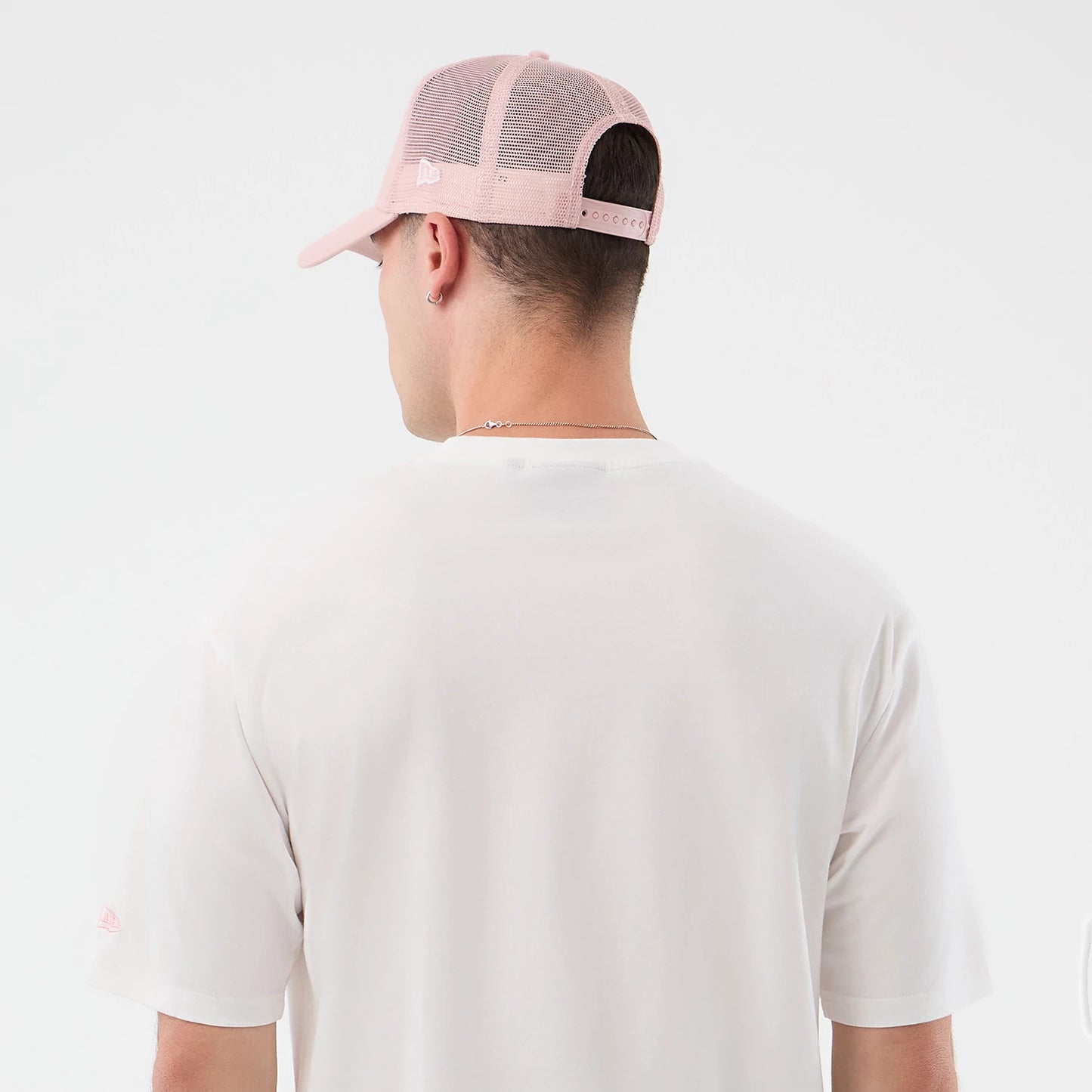 The model is wearing this MLB Midi League Essential New York Yankees Oversized T-Shirt in white. 8