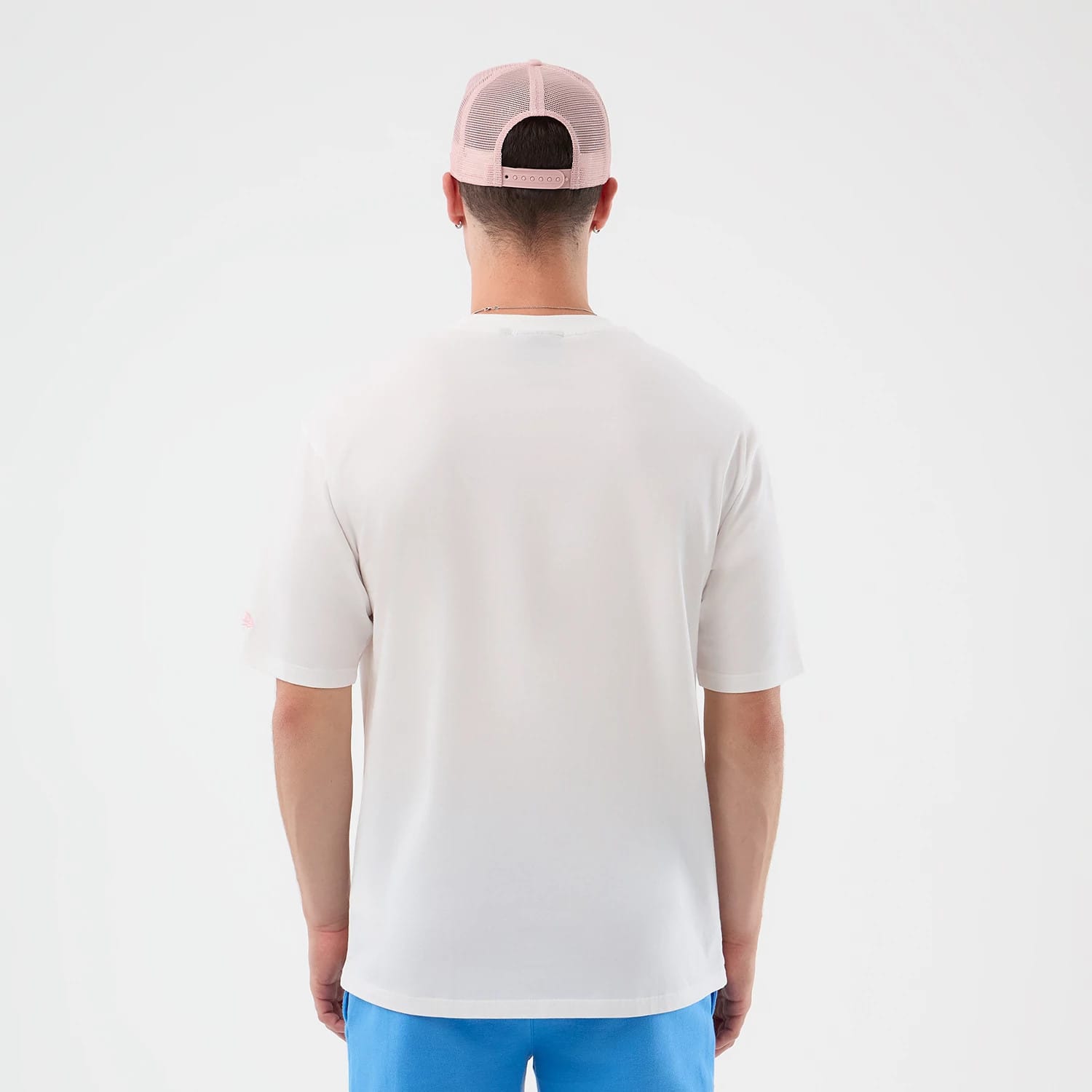 The model is wearing this MLB Midi League Essential New York Yankees Oversized T-Shirt in white. 2