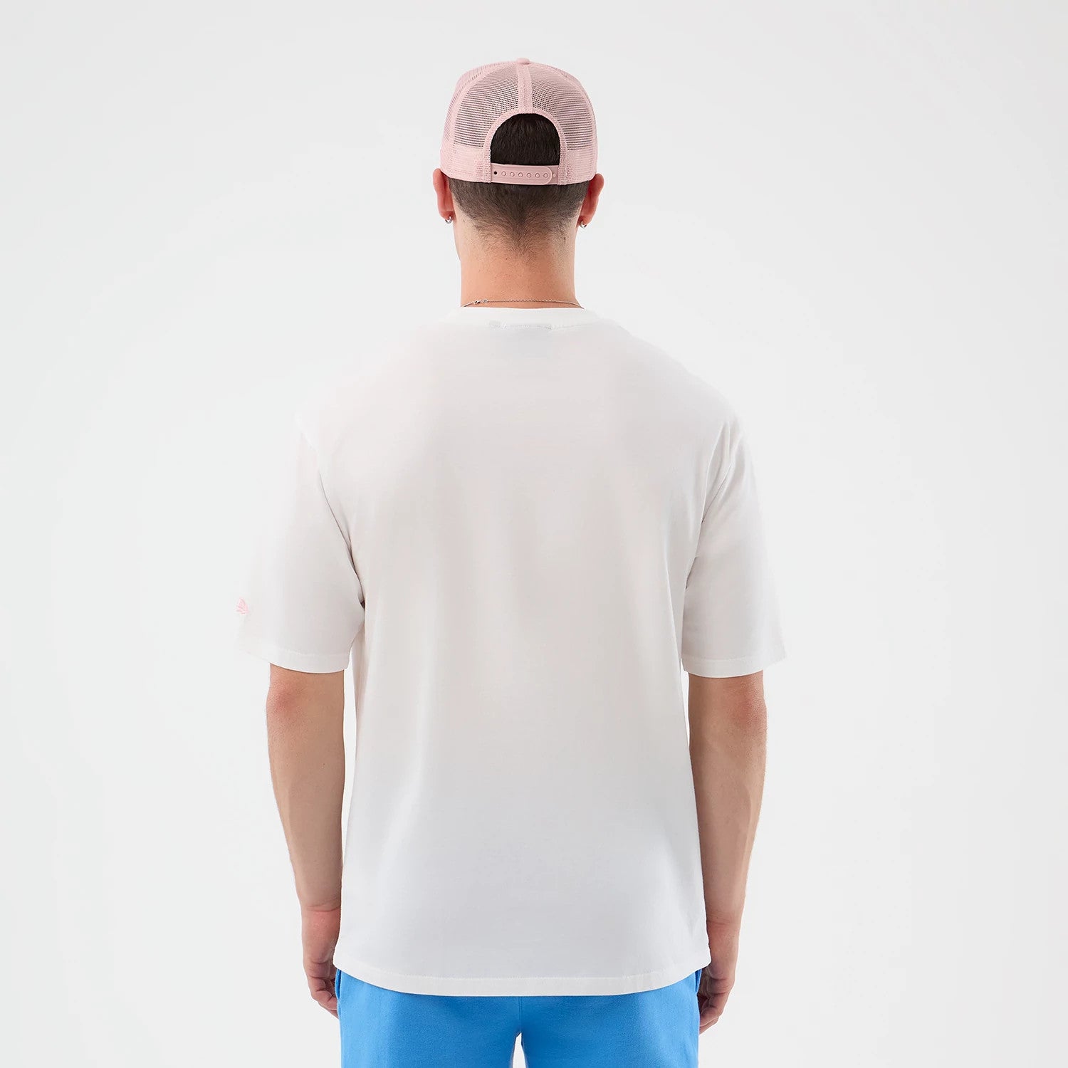 The model is wearing this MLB Midi League Essential New York Yankees Oversized T-Shirt in white. 2