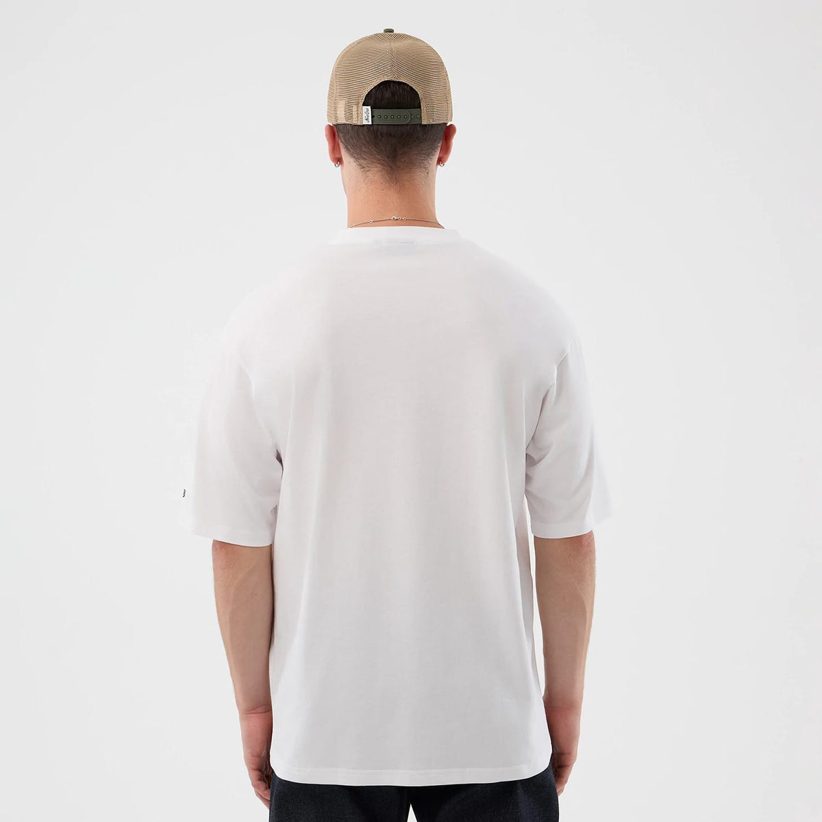 The model is wearing this New Era Beach Graphic Oversized T-Shirt in white. 2