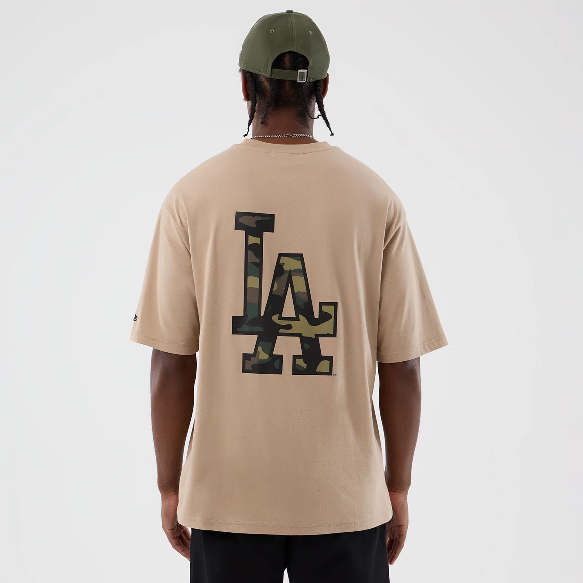 The model is wearing this MLB Infill LA Dodgers Oversized T-Shirt in light beige. 2