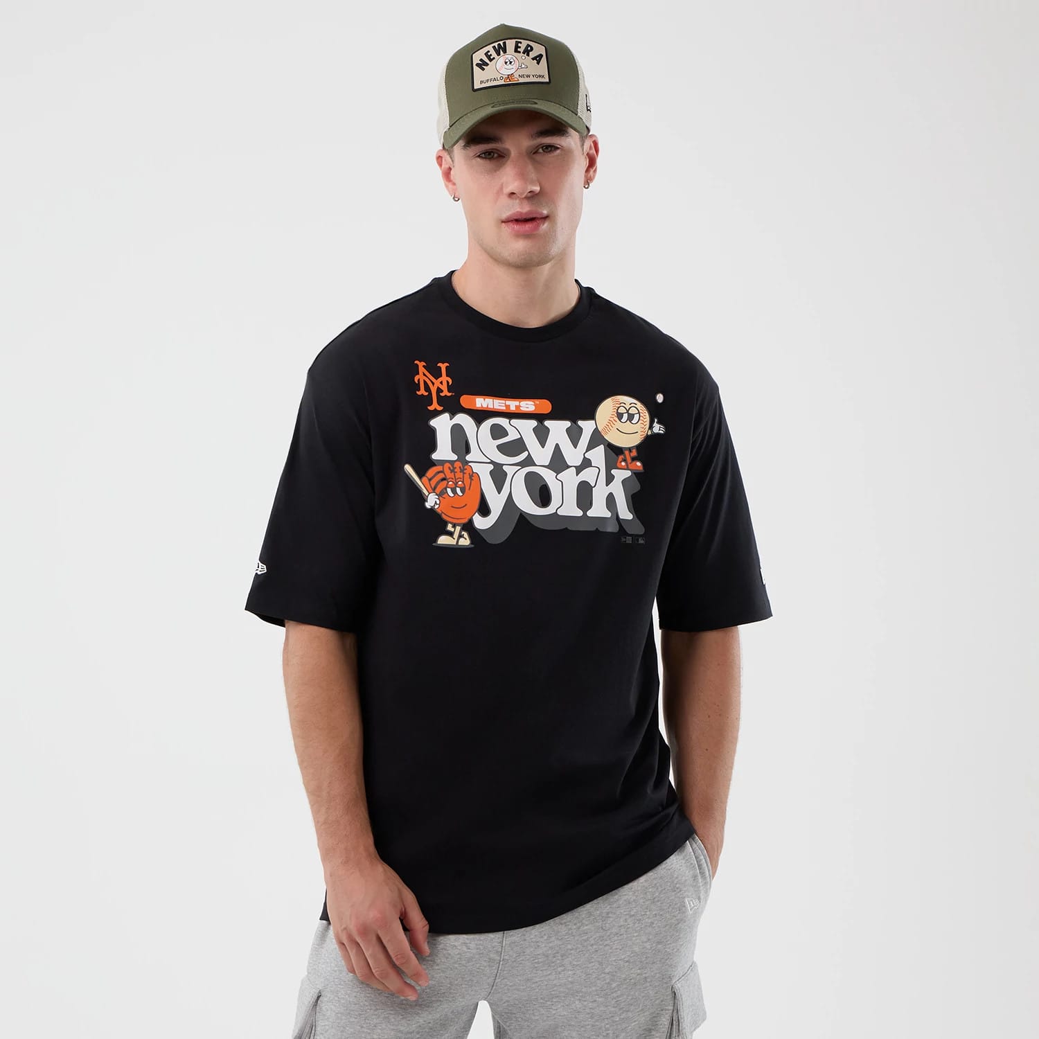 The model is wearing this MLB Icon Graphic New York Mets T-Shirt in black. 1