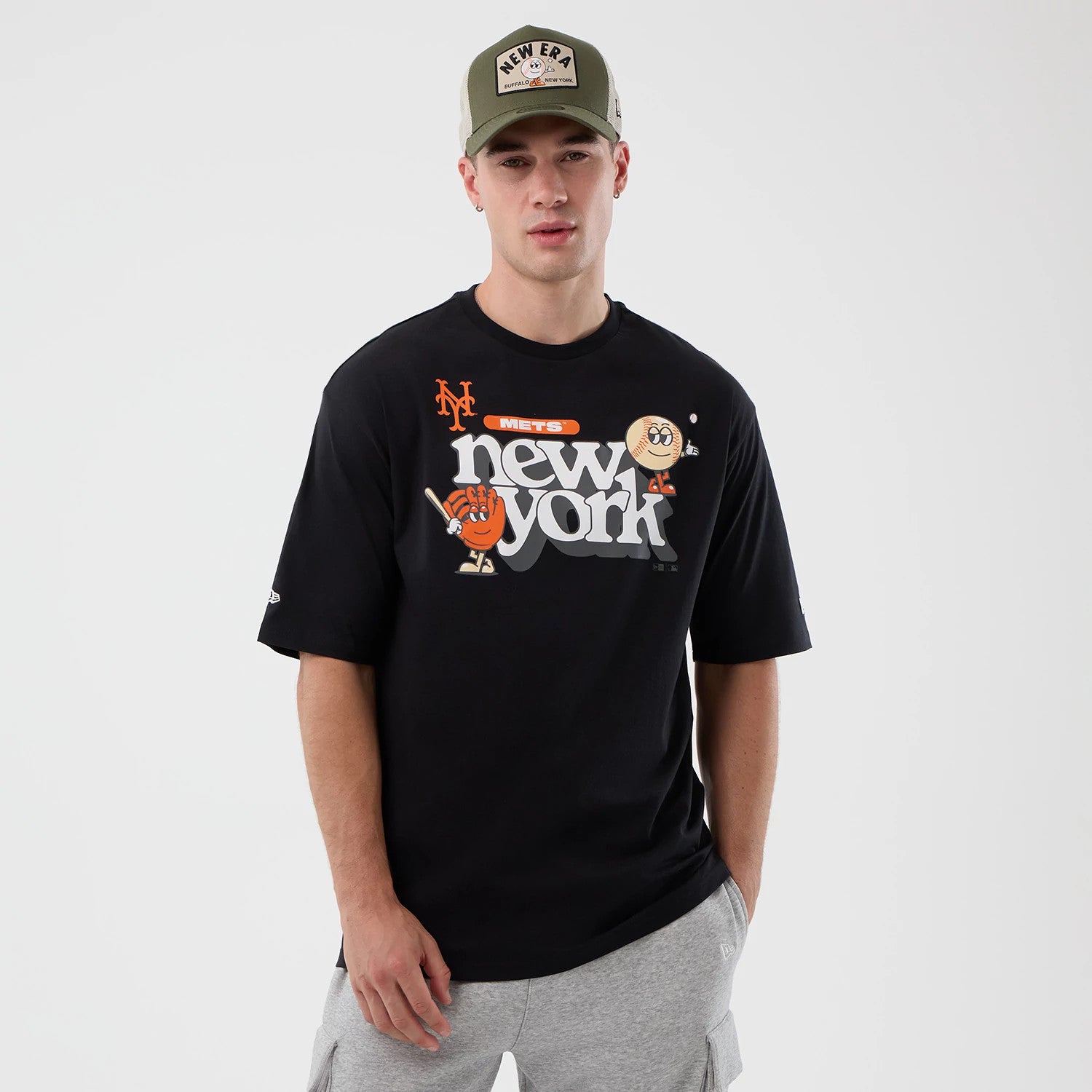 The model is wearing this MLB Icon Graphic New York Mets T-Shirt in black. 1