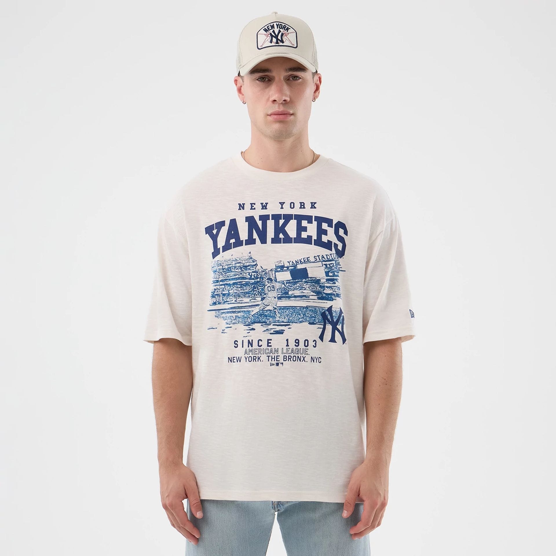 The model is wearing this MLB Slub New York Yankees Oversized T-Shirt in open white. 1