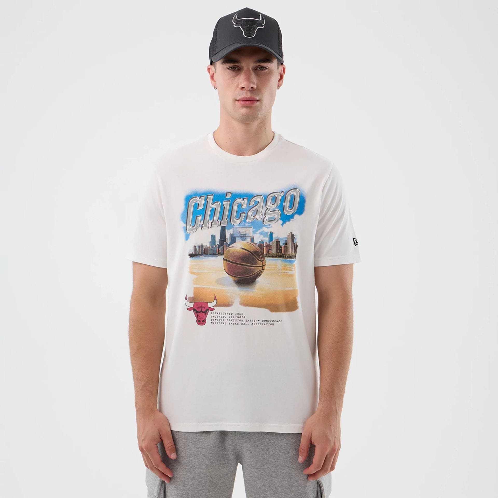 The model is wearing this NBA Beach Graphic Chicago Bulls T-Shirt in white. 1