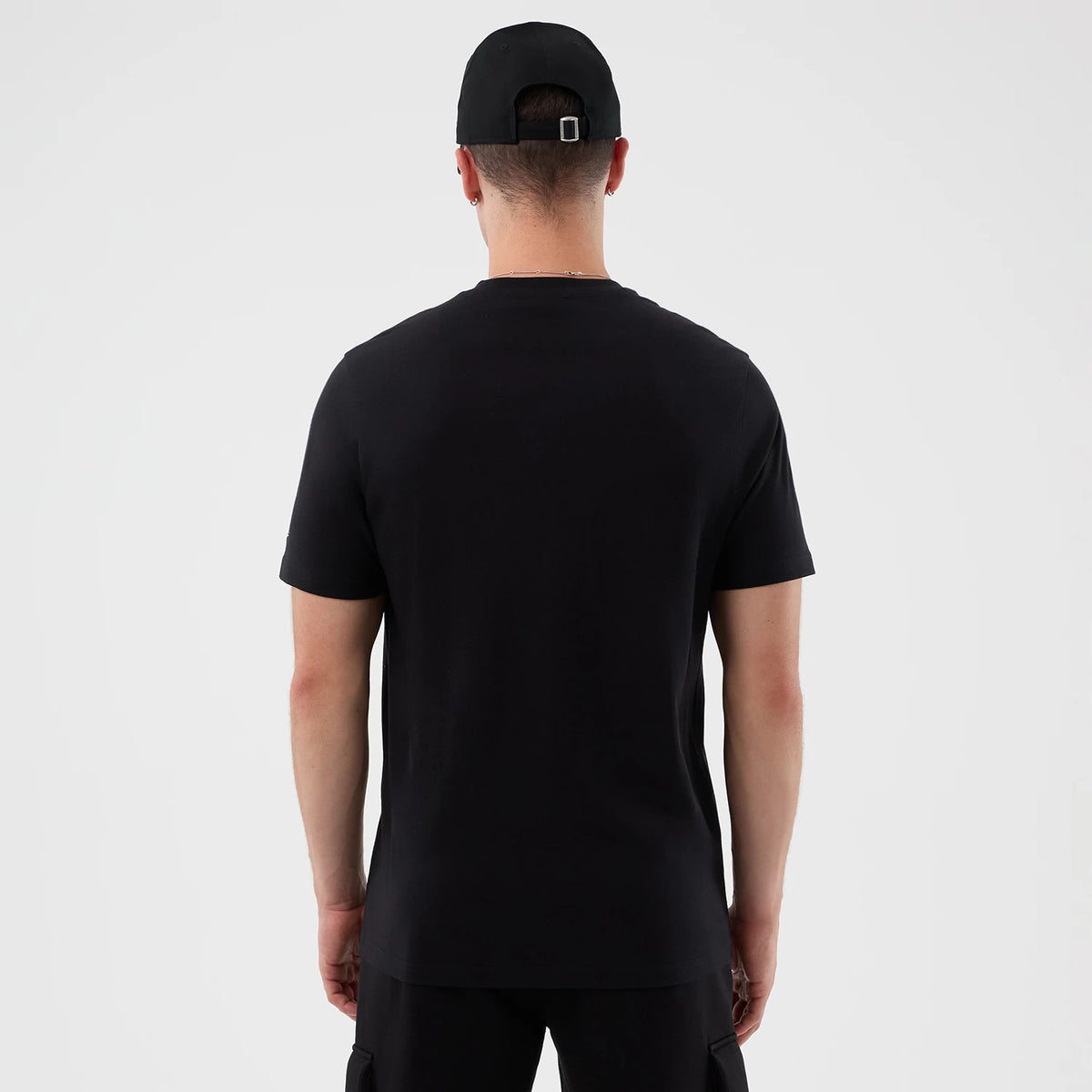 The model is wearing this NBA Court Graphic Chicago Bulls T-Shirt in black. 2