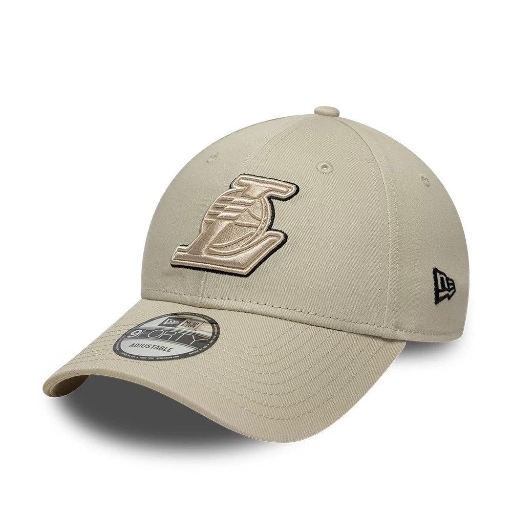 LA Lakers NBA Team Outline Cream New Era 9FORTY Adjustable Cap, three-quarter view showing the raised cream Lakers logo outlined in black on the front panel, with a curved visor featuring a 9FORTY size sticker.