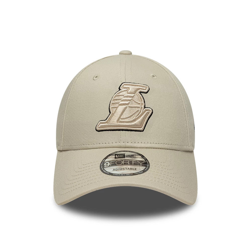 LA Lakers NBA Team Outline Cream New Era 9FORTY Adjustable Cap, front view showing the raised cream and black embroidered Lakers logo on the centre of the structured crown, with a curved cream visor and a 9FORTY size sticker.
