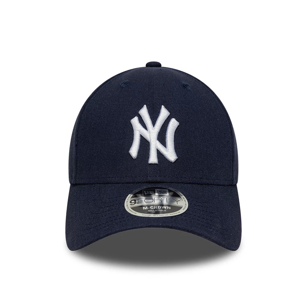 New York Yankees MLB Linen Navy New Era 9FORTY M-Crown Adjustable Cap, front view showing a white raised embroidered NY logo on the structured navy crown, complete with a curved visor and a 9FORTY size sticker on top.