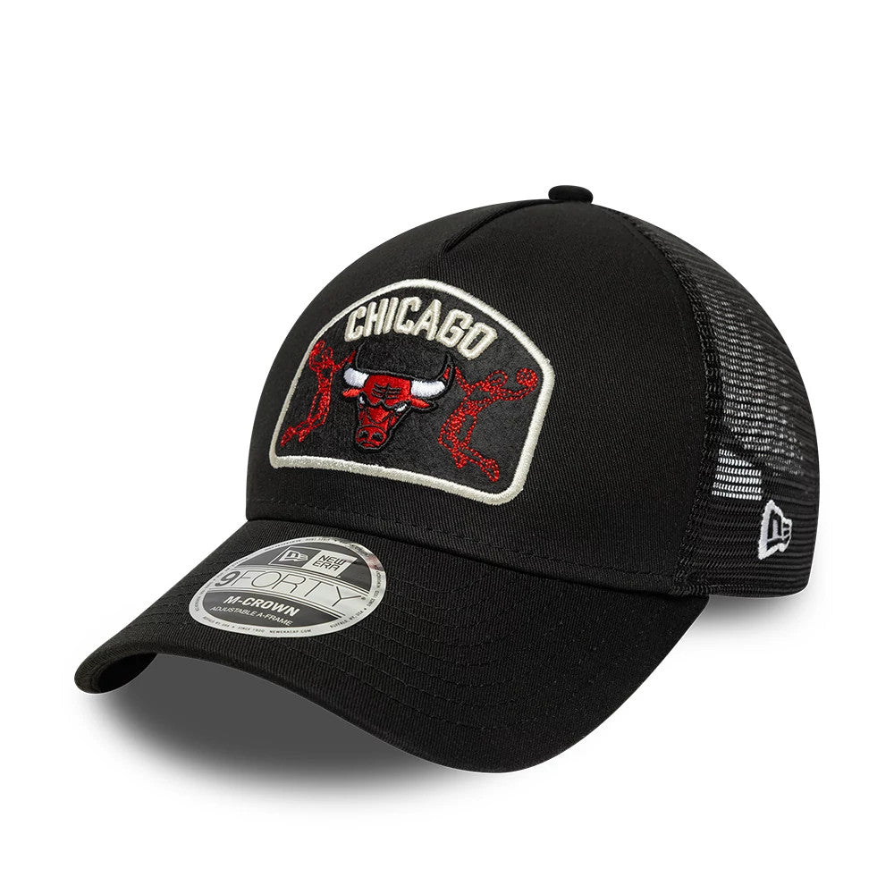 Chicago Bulls NBA Black New Era 9FORTY M-Crown A-Frame Trucker Adjustable Cap, three-quarter view showing a embroidered red bull logo with CHICAGO text on the front panel, a curved black visor and the 9FORTY size sticker, with mesh on the back.