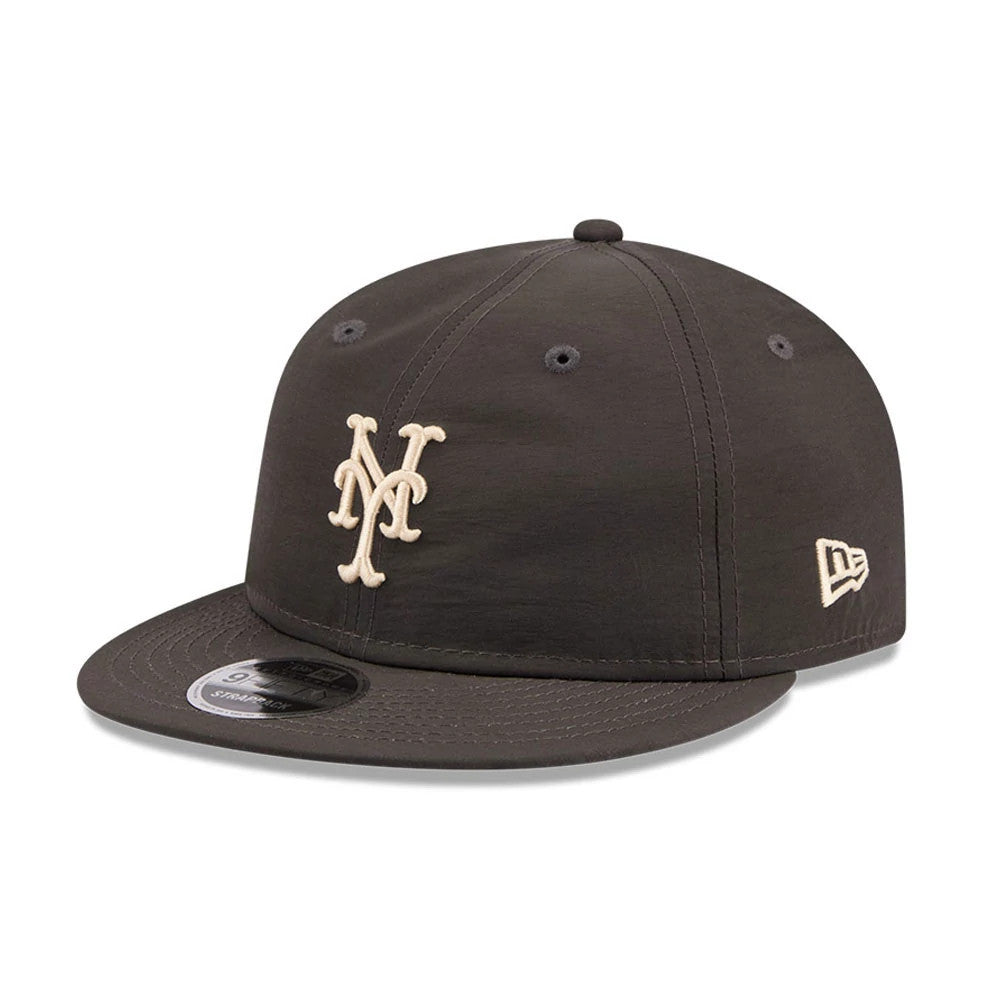 New York Mets MLB Nylon Black Retro Crown New Era 9FIFTY Adjustable Cap, three-quarter view showing the white embroidered Mets logo on the front panel, black flat visor with an official 9FIFTY size sticker, and New Era flag on the left side.