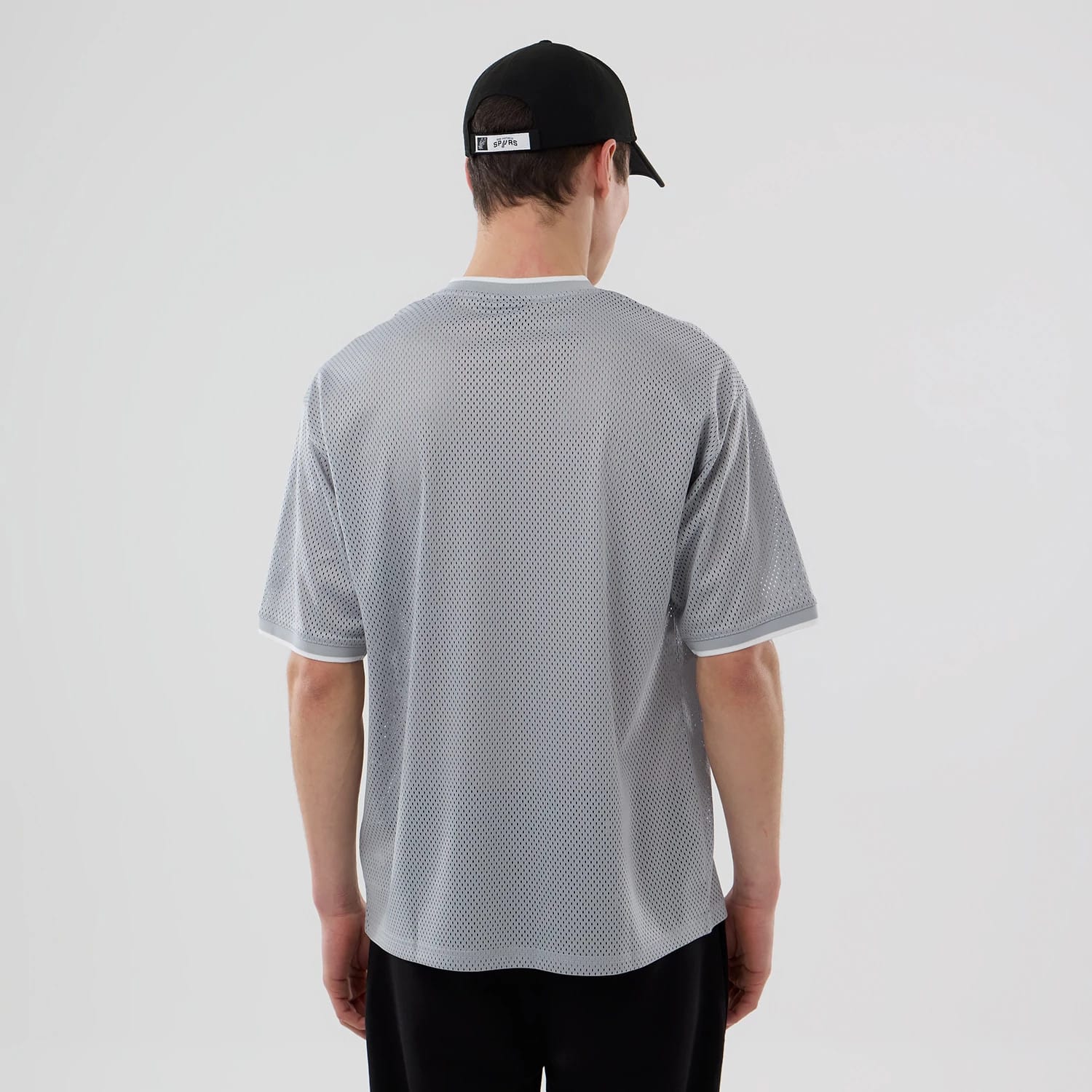 The model is wearing this NBA Mesh San Antonio Spurs Oversized T-Shirt in grey. 2