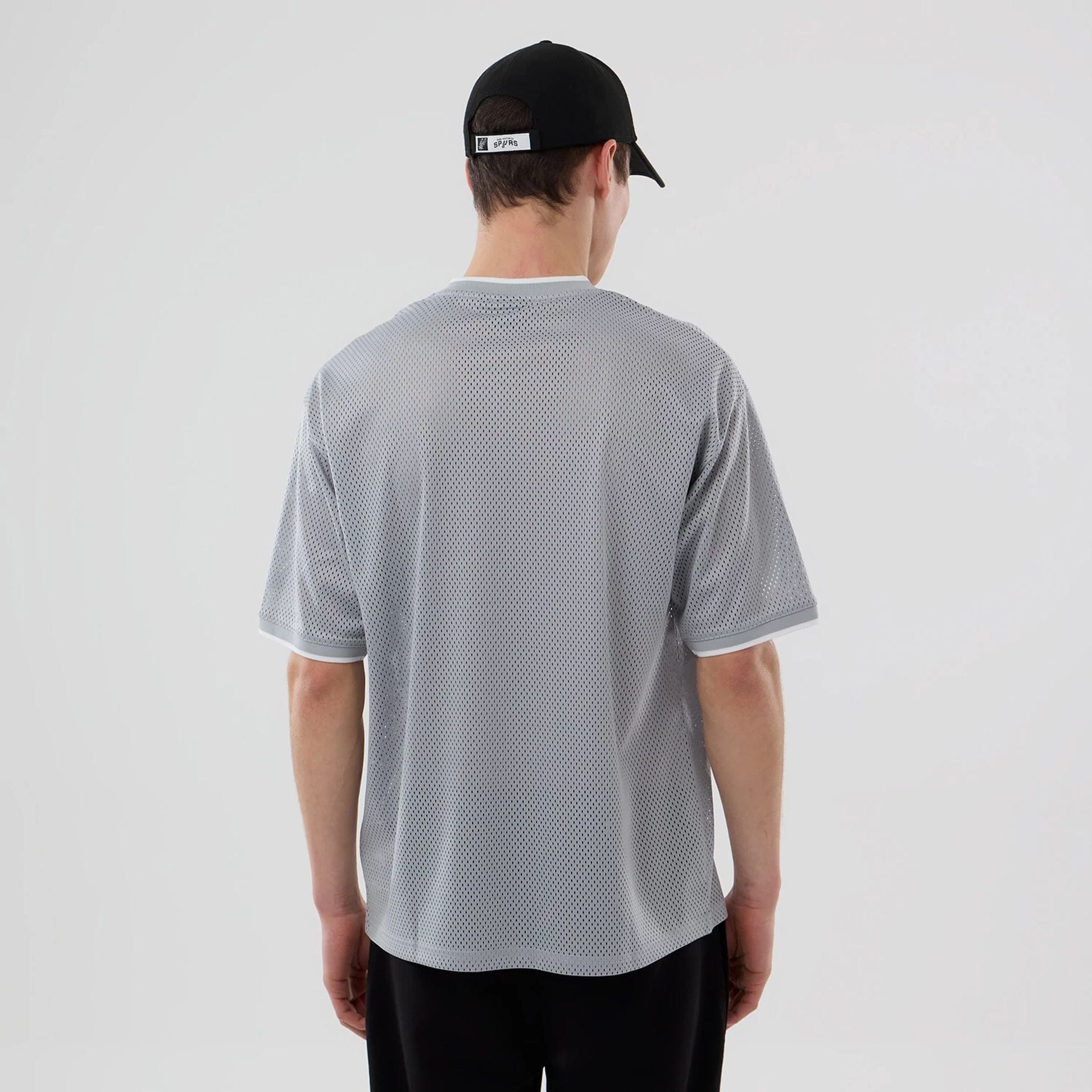 The model is wearing this NBA Mesh San Antonio Spurs Oversized T-Shirt in grey. 2