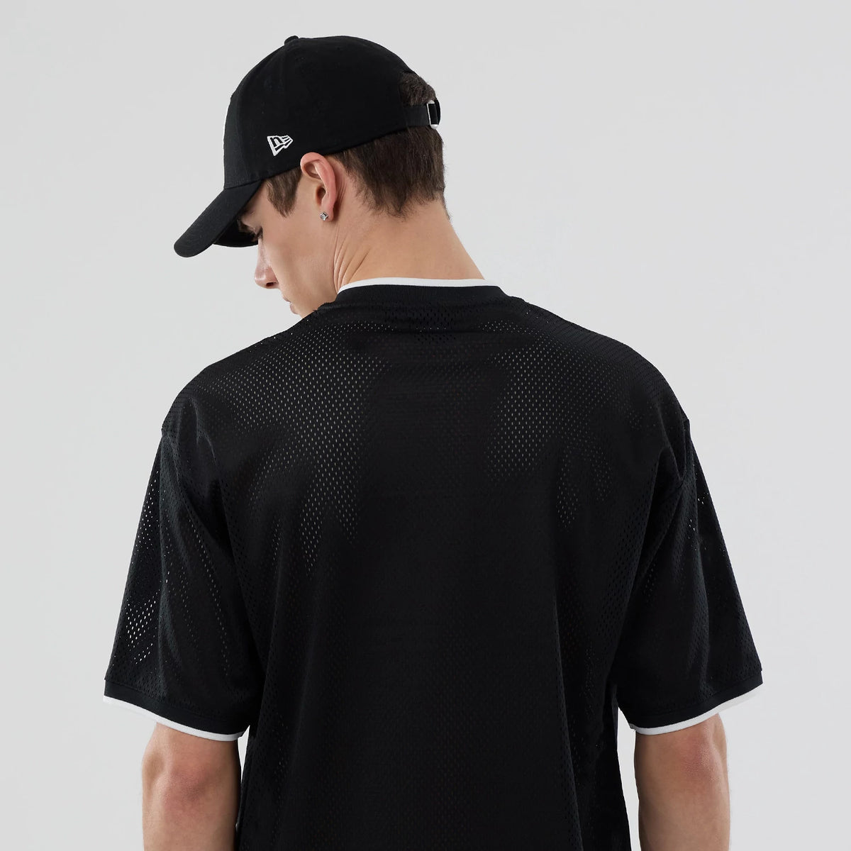 The model is wearing this NBA Mesh Chicago Bulls Oversized T-Shirt in black. 7