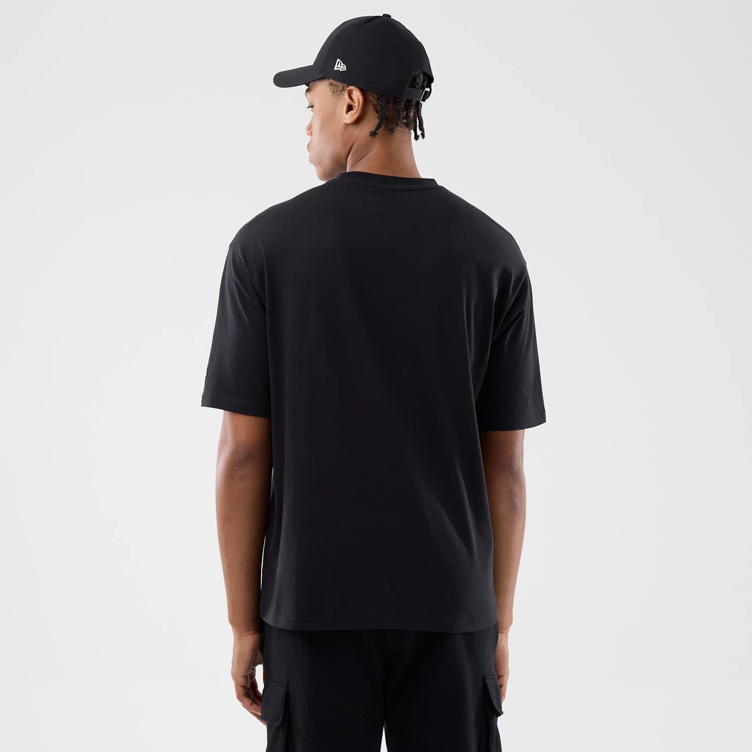 The model is wearing this New Era Sticker London Oversized T-Shirt in black. 2
