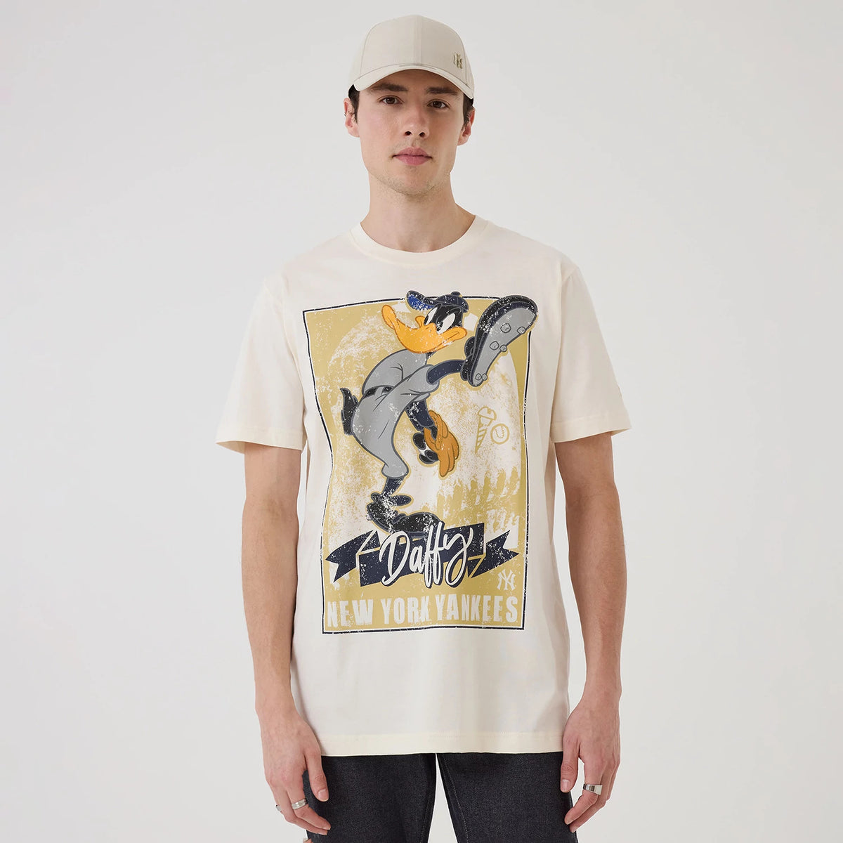 The model is wearing this MLB X Looney Tunes New York Yankees T-Shirt in Cream. 1