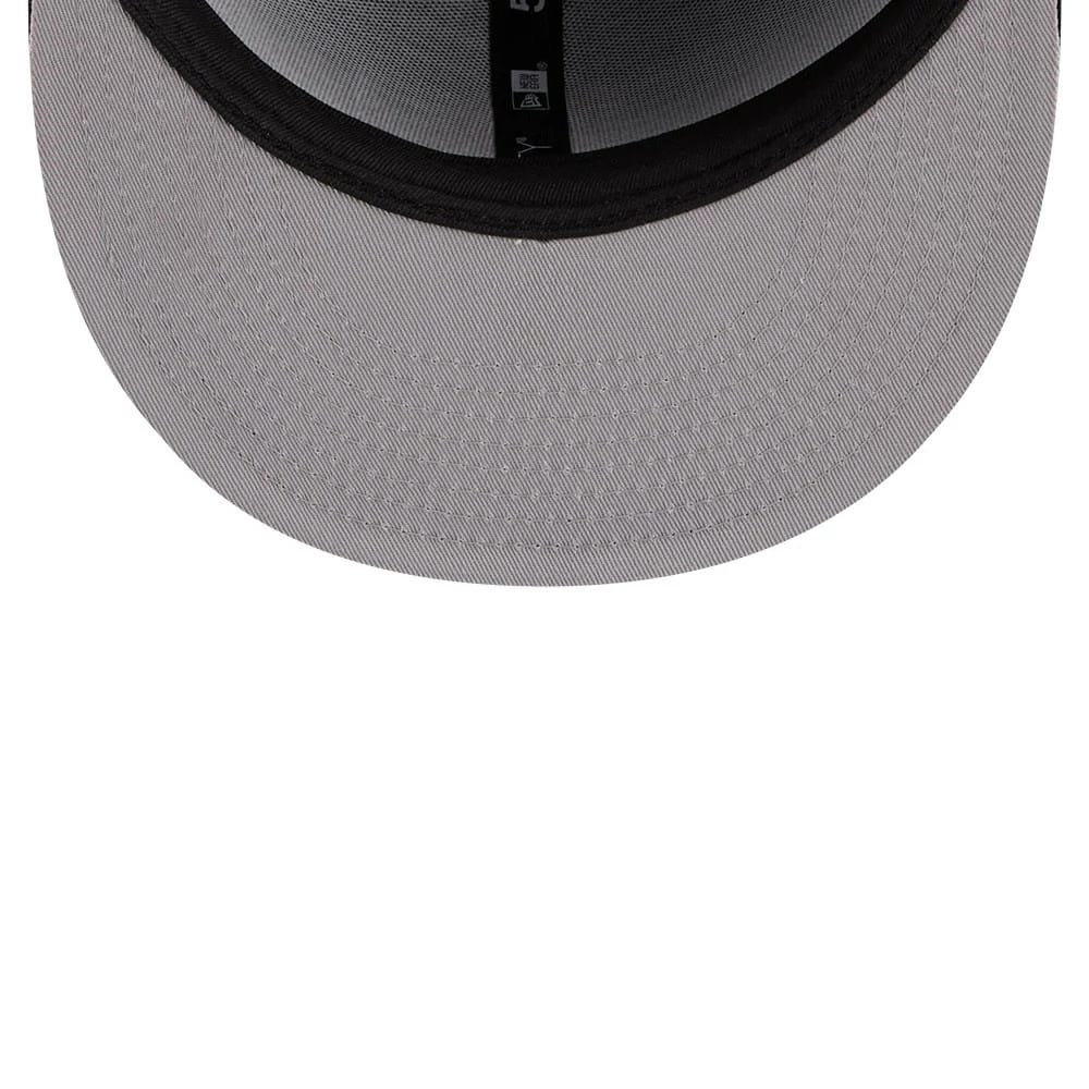 Pictured is this MLB X Looney Tunes Bugs Bunny Boston Red Sox 59FIFTY Fitted cap in navy. 2