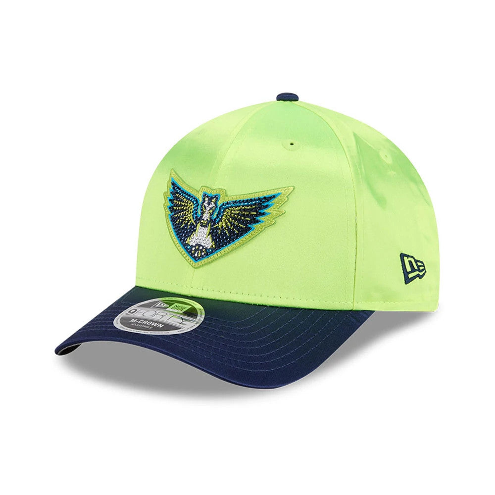 Dallas Wings WNBA Draft 2026 Bright Green New Era 9FORTY M-Crown Adjustable Cap, three-quarter view showing a embroidered team logo on the front panel, a contrasting navy curved visor with a 9FORTY size sticker.