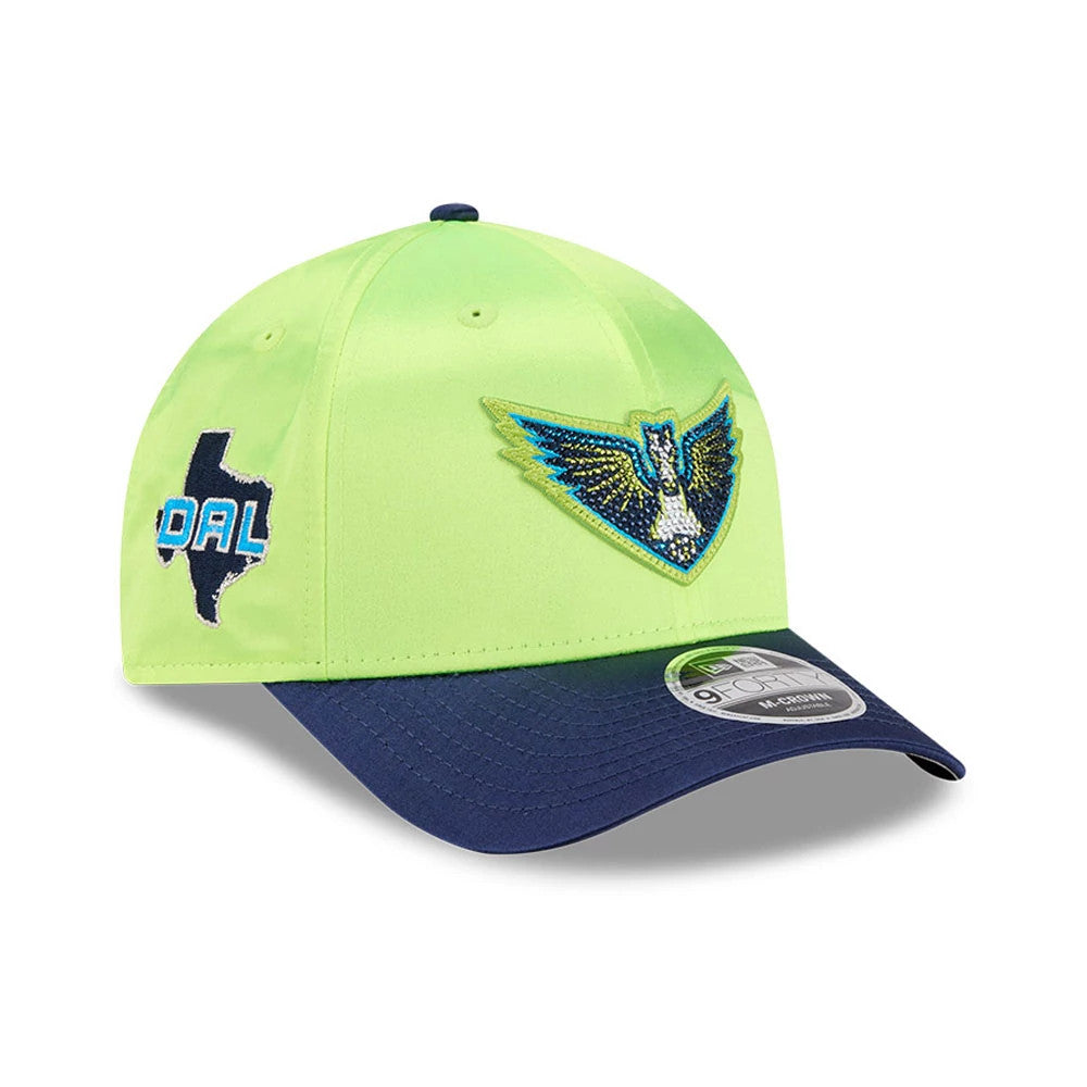 Dallas Wings WNBA Draft 2026 Bright Green New Era 9FORTY M-Crown Adjustable Cap, front view showing the embroidered blue and yellow Wings logo on the front panel, DAL Texas silhouette on the side, and a 9FORTY size sticker on the navy blue visor.